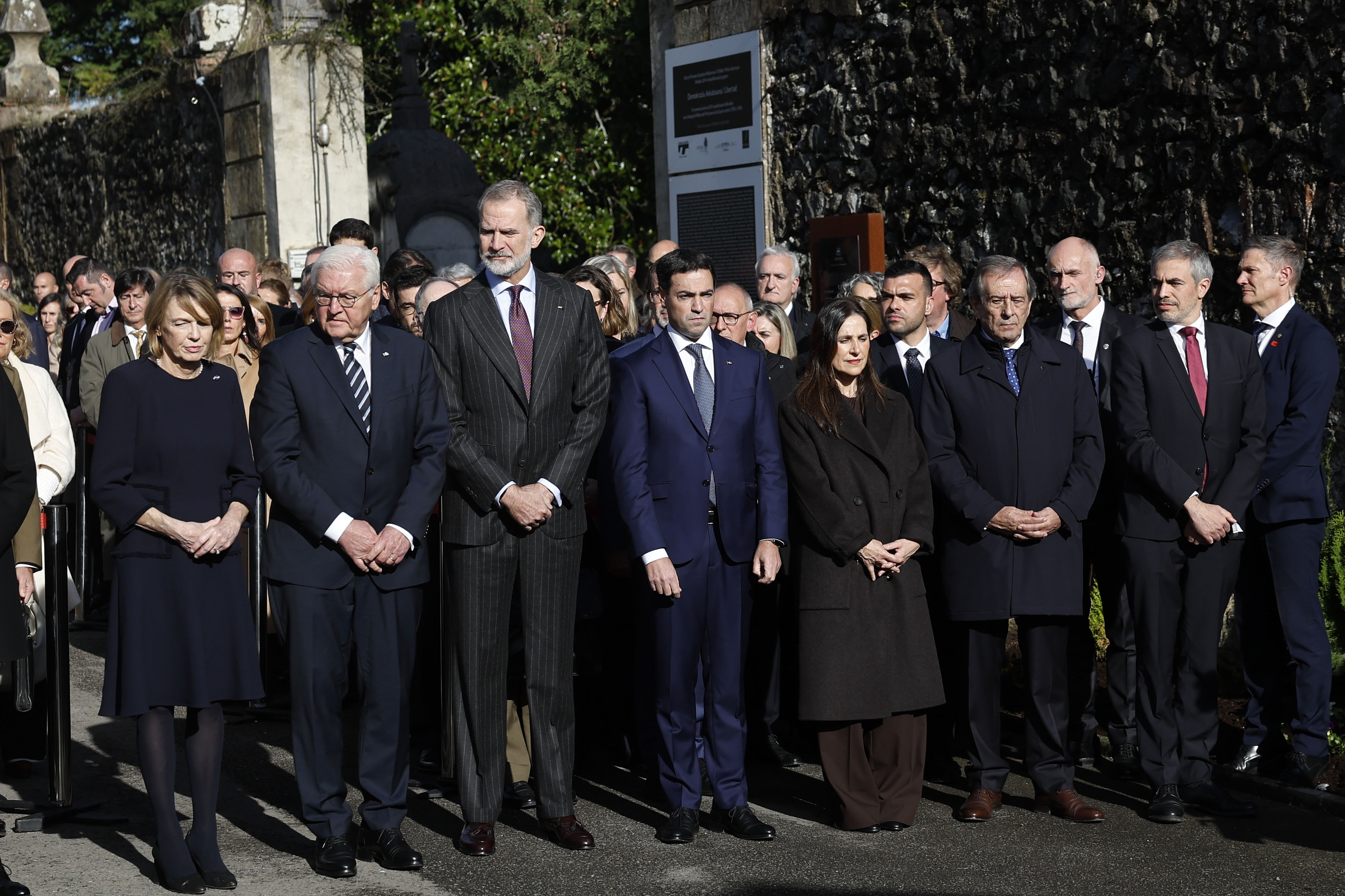 Alemaniako presidente Frank-Walter Steinmeier, Espainiako errege Felipe VI.a eta Eusko Jaurlaritzako lehendakari Imanol Pradales, Gernikako hilerrian.  MIGUEL TOÑA / EFE
