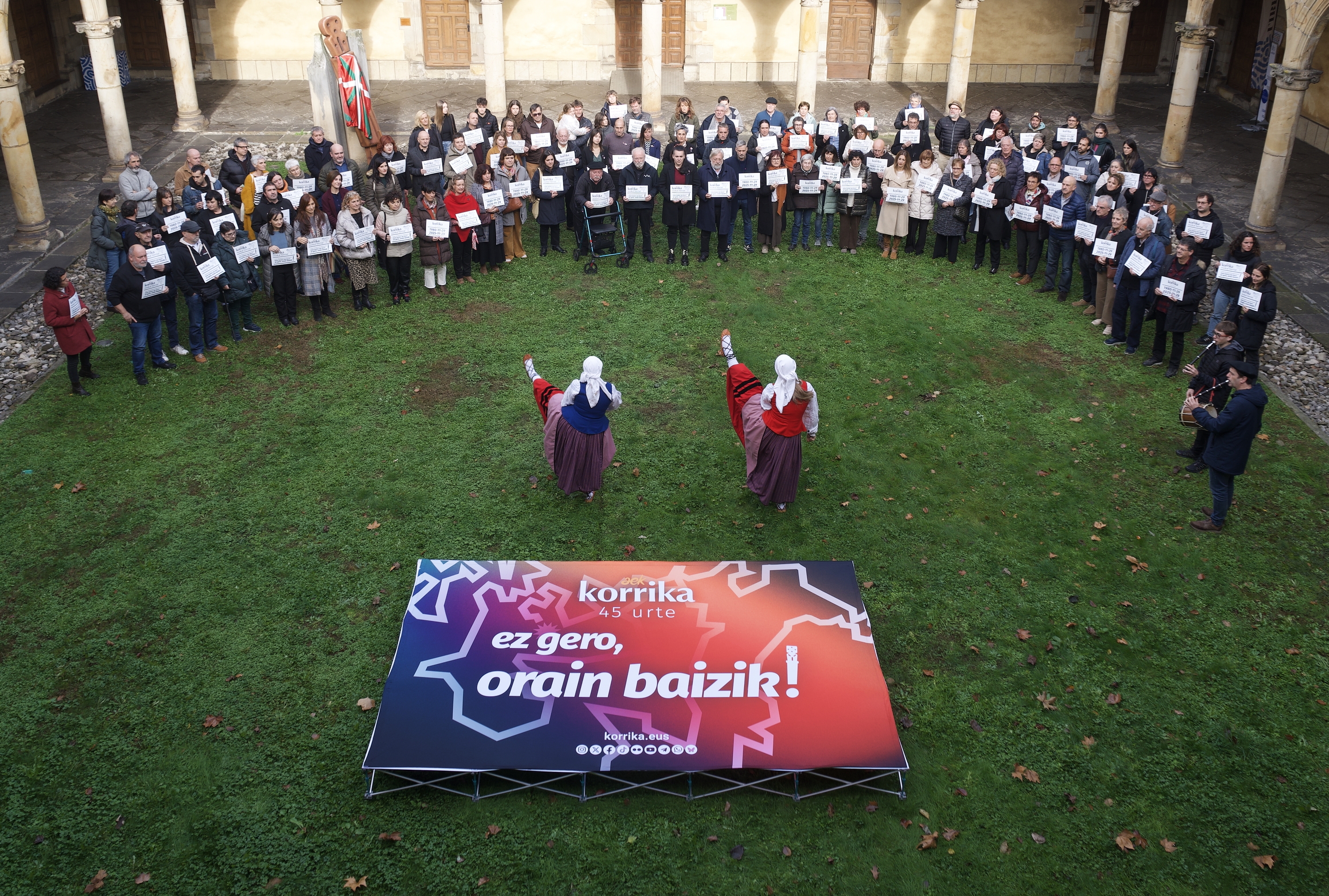 Gonbidatuen talde argazkia, gaur, Oñatiko unibertsitate zaharrean. JON URBE / FOKU