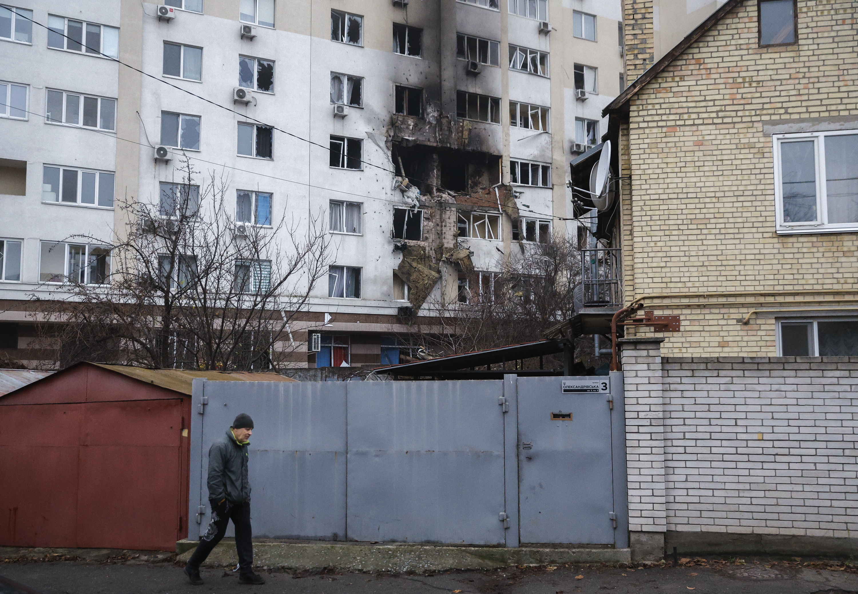 Gizon bat oinez, gaur, Kieven; atzean Errusiaren eraso batek jotako eraikina. SERGEY DOLZHENKO / EFE