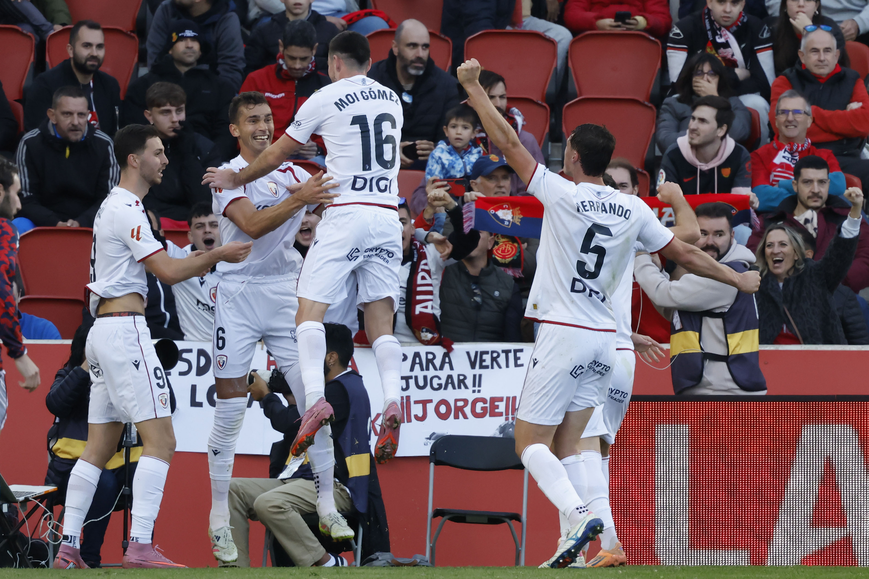 Osasunako jokalariak Boyomok sartutako gola ospatzen. CATI CLADERA / EFE