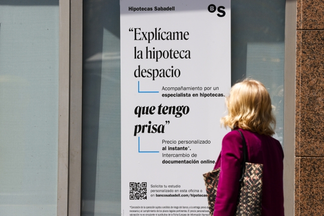 HIGIEZINEN MERKATUA. ETXEBIZITZA. FINANTZA PRIBATUAK. Hipoteka baten iragarkia, Bilboko Sabadell Guipuzcoano bankuaren bulego batean.