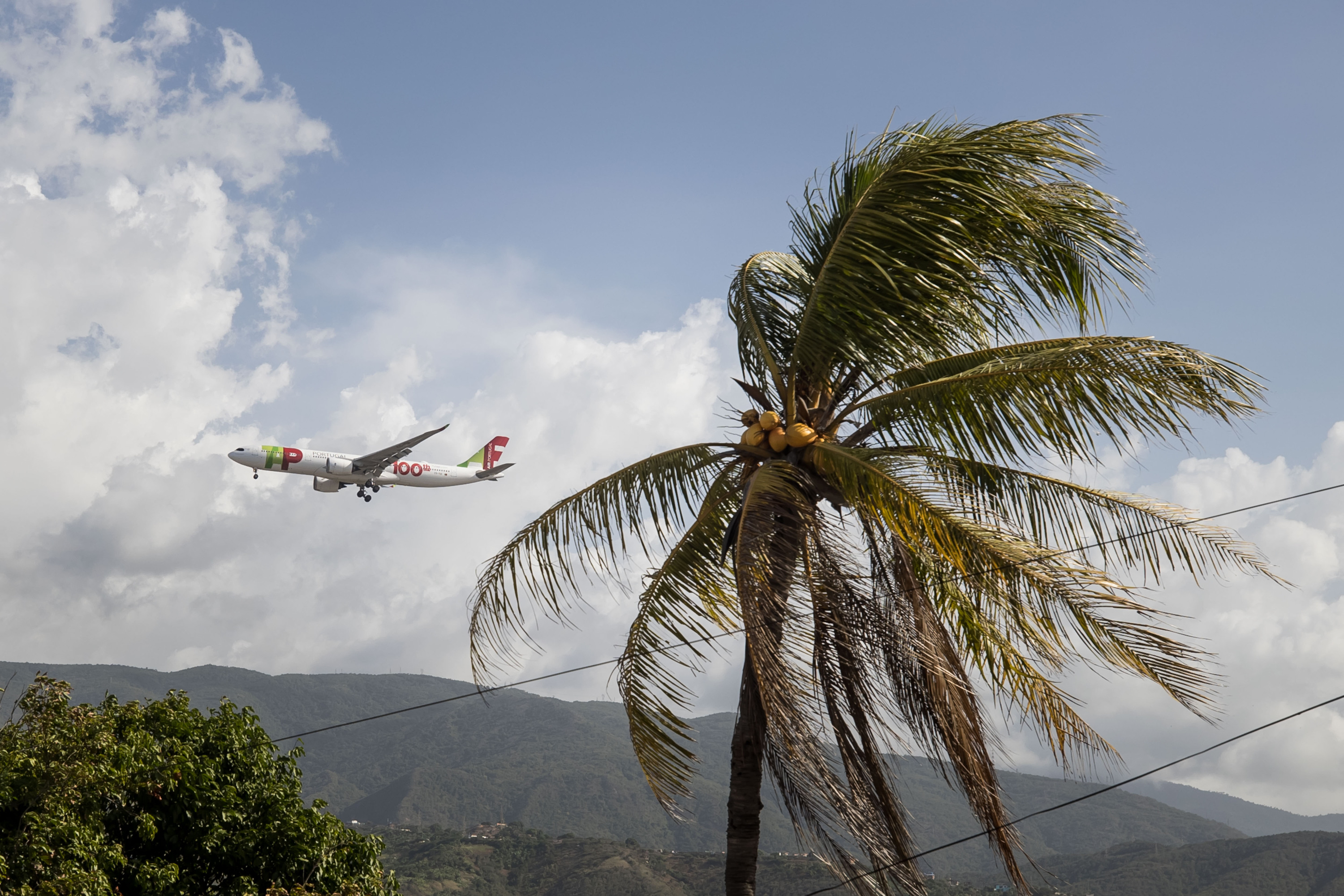 Hegazkin bat Simon Bolivar aireportuaren inguruan (Venezuela), artxiboko irudi batean. EFE