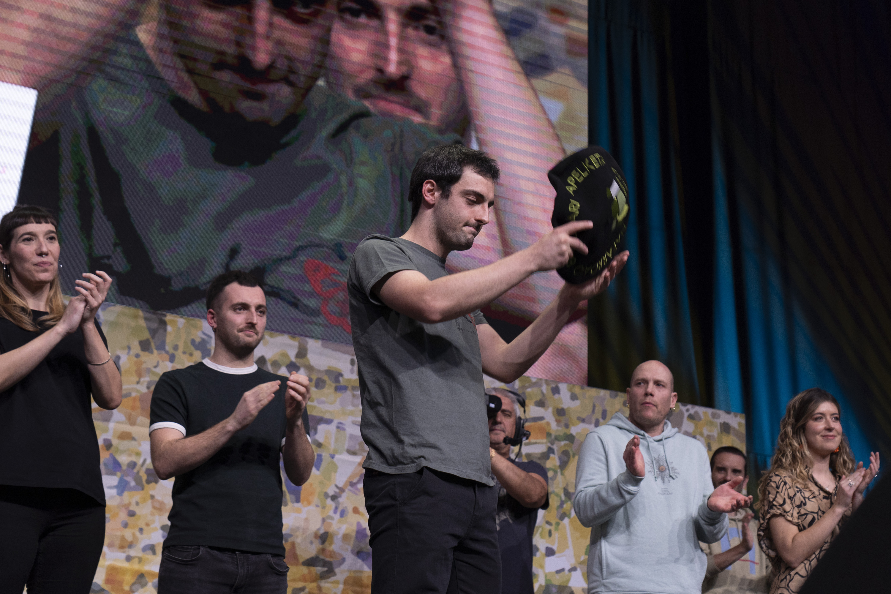 Xabat Illarregi, txapela eskuan, Nafarroako Bertsolari Txapelketako finala irabazi berritan. IÑIGO URIZ / FOKU