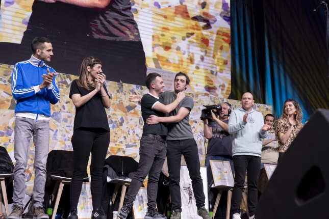 Joanes eta Xabat Illarregi, elkar besarkatzen, buruz burukora bi anaiak pasatuko zirela jakitean. IÑIGO URIZ / FOKU