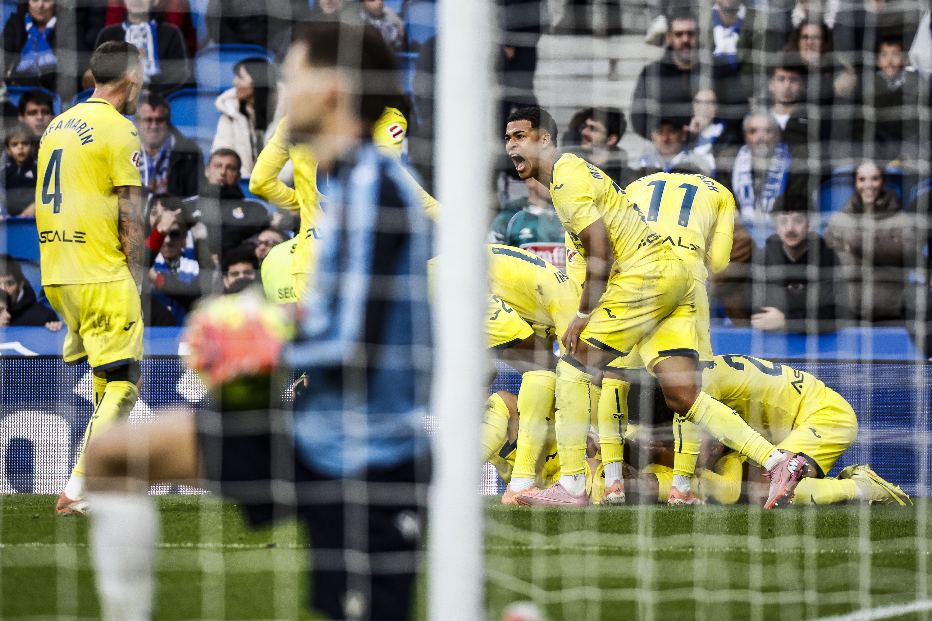 Vila-realeko jokalariak Moleiroren bigarren gola ospatzen, gaur, Anoetan. JAVIER ETXEZARRETA / EFE