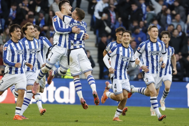 Realeko jokalariak Barrenetxearen gola ospatzen. JAVIER ETXEZARRETA / EFE