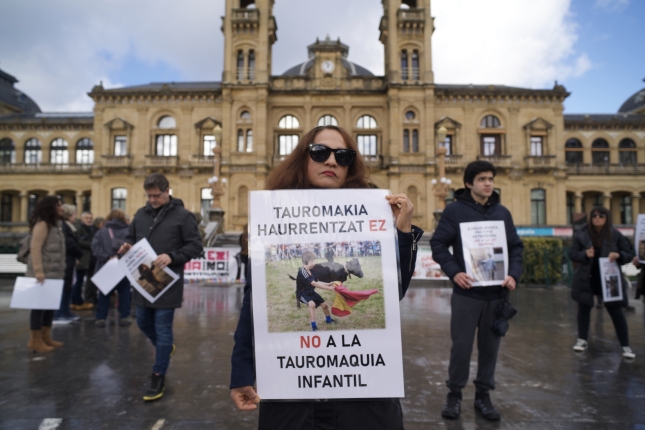 Elkarte animalisten protesta, gaur, Donostian. JON URBE / FOKU