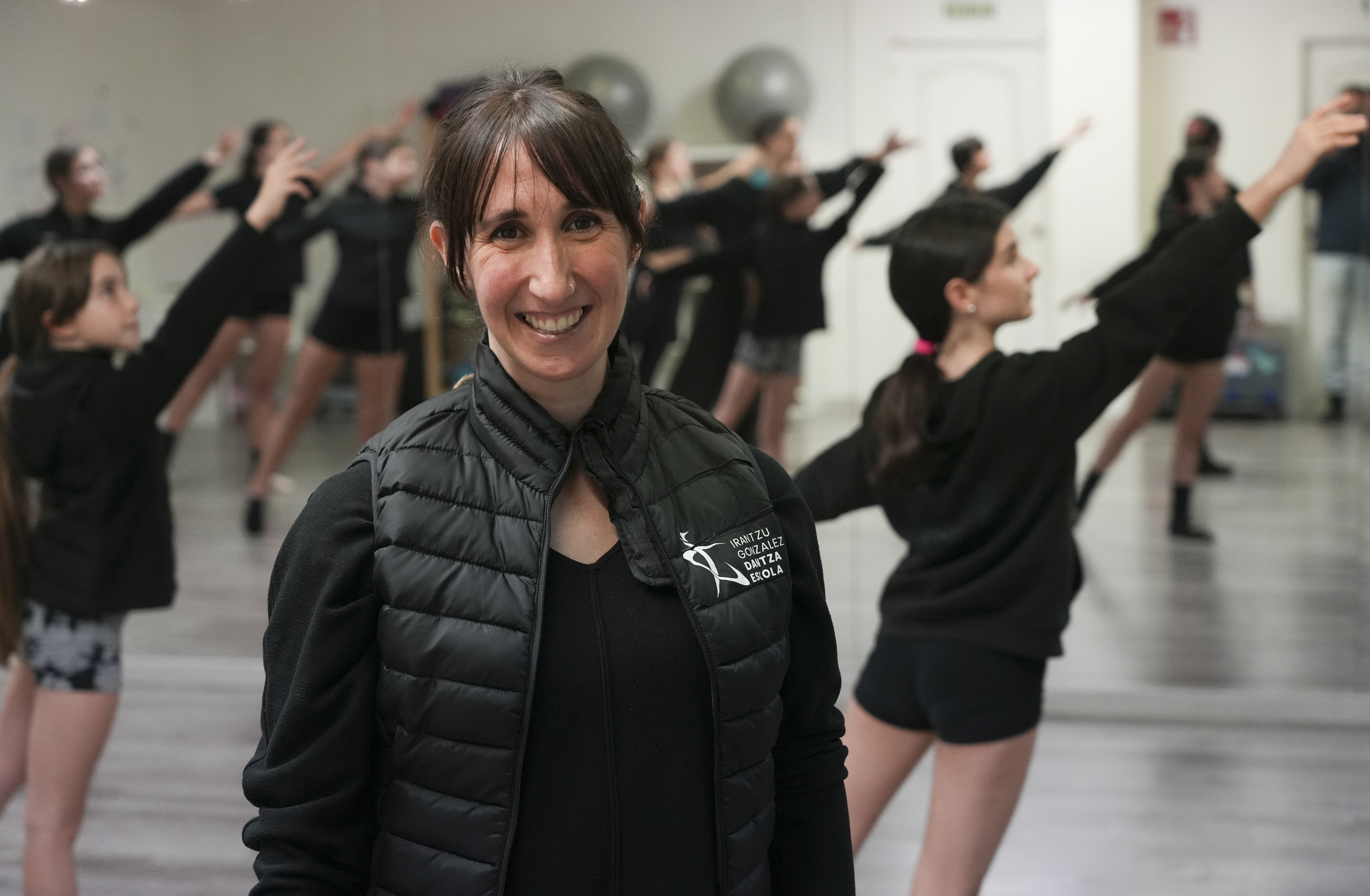 Irantzu Gonzalez dantzaria, azaroaren 27an, Altsasuko bere eskolako ikasleekin. JAGOBA MANTEROLA / FOKU Irantzu Gonzalez dantzaria, azaroaren 27an, Altsasuko bere eskolako ikasleekin. JAGOBA MANTEROLA / FOKU