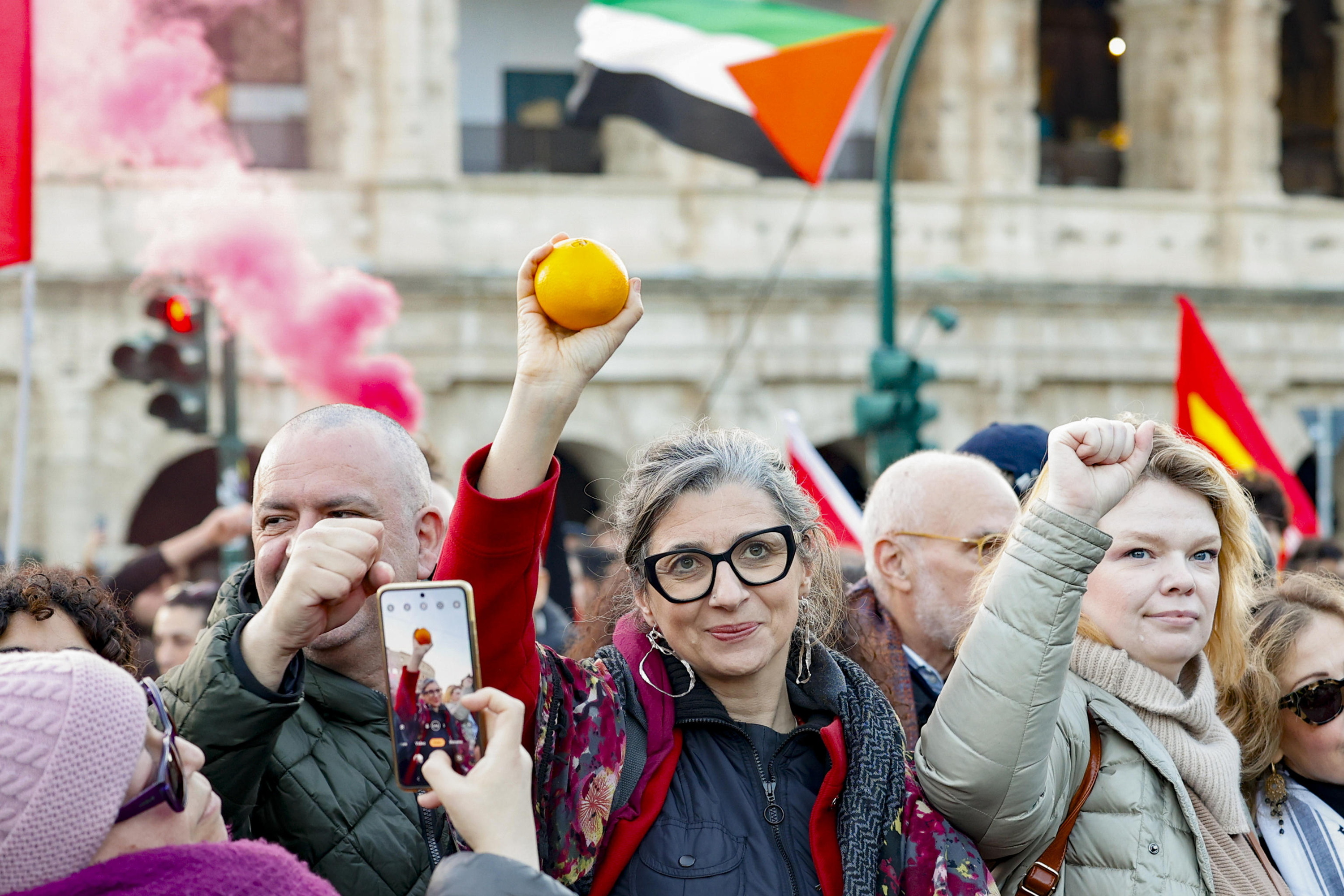 Francesca Albanese, erdian, Palestinaren aldeko manifestazio batean. FABIO FRUSTACI / EFE