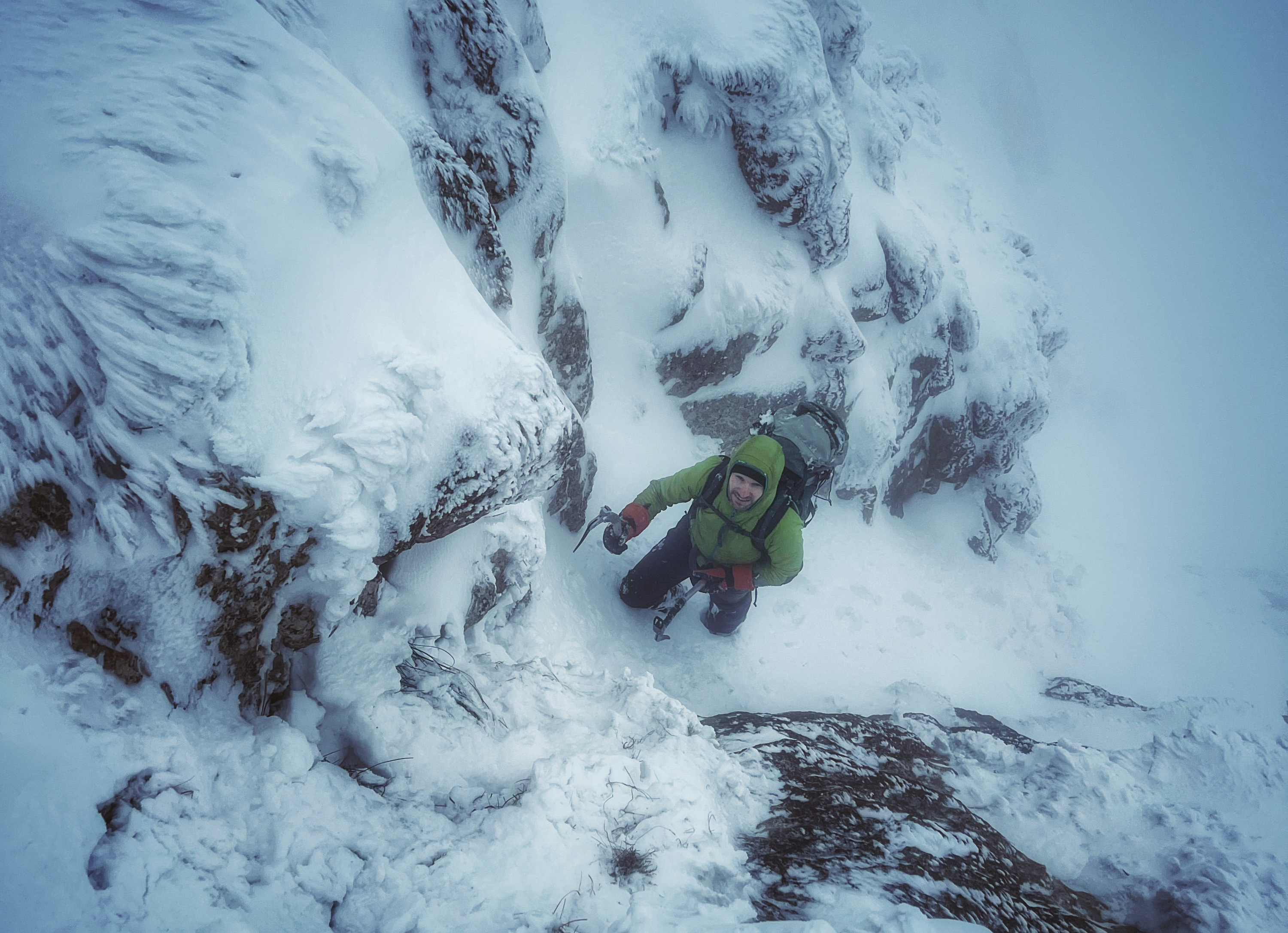 Larrunarri edo Txindoki mendiko 'Arrastrakulos' kanalaren neguko eskalada