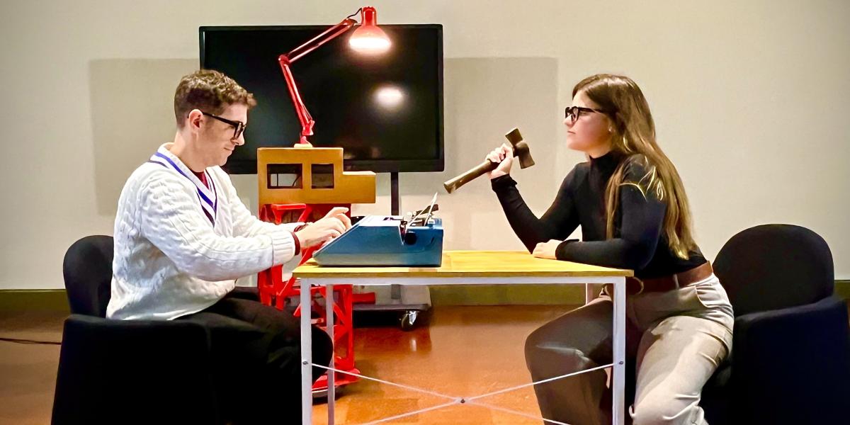 Beñat Egiarte eta Amaia Azkue, 'Gabriel Aresti Mug(h)arri' obraren entseguan. BERRIA