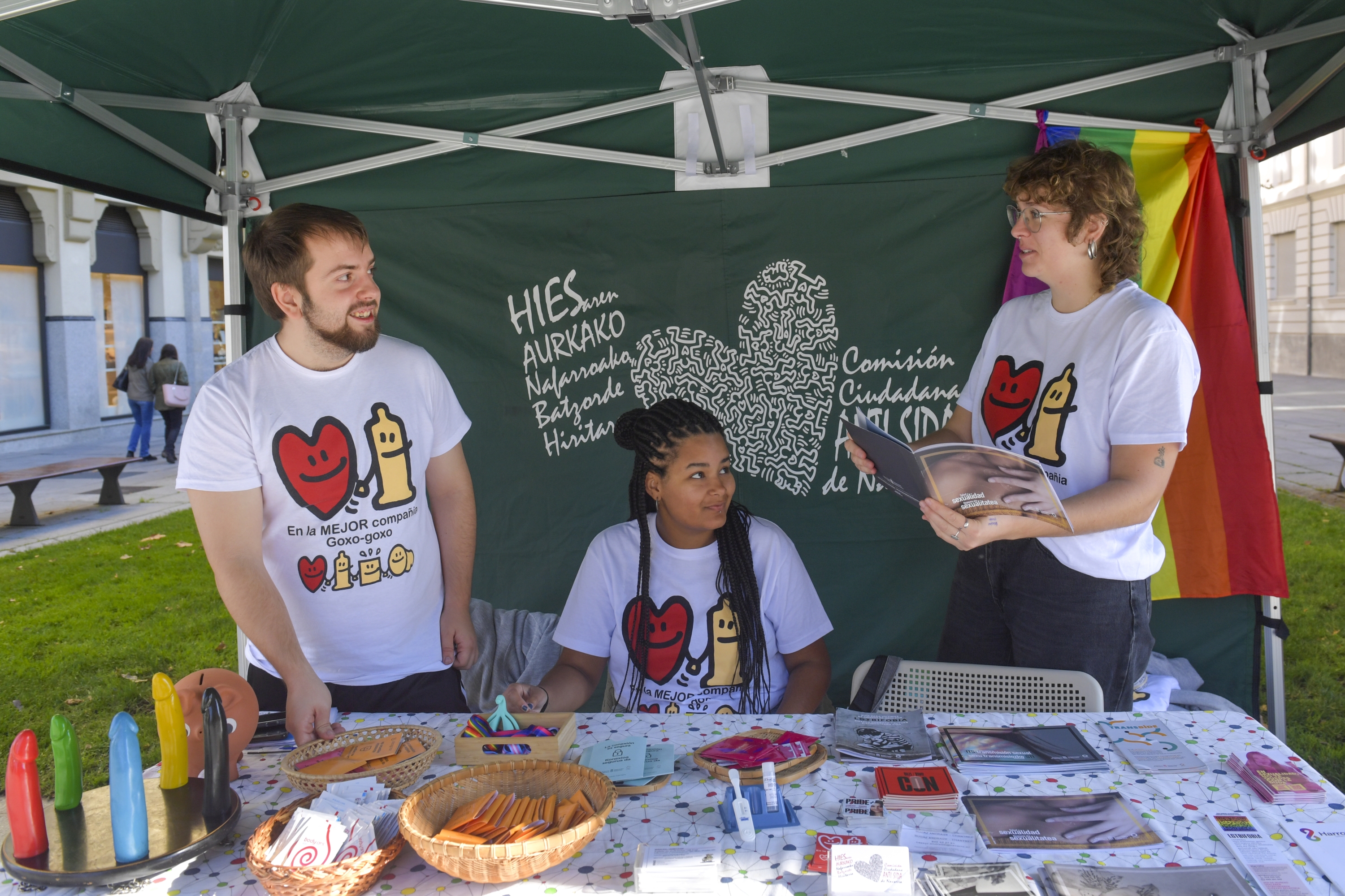 GIBaren proba azkarra egiteko egunean, iaz, herritar batzorde batek proba egiteko eta informazioa zabaltzeko ezarritako mahaia, Iruñean. IDOIA ZABALETA / FOKU