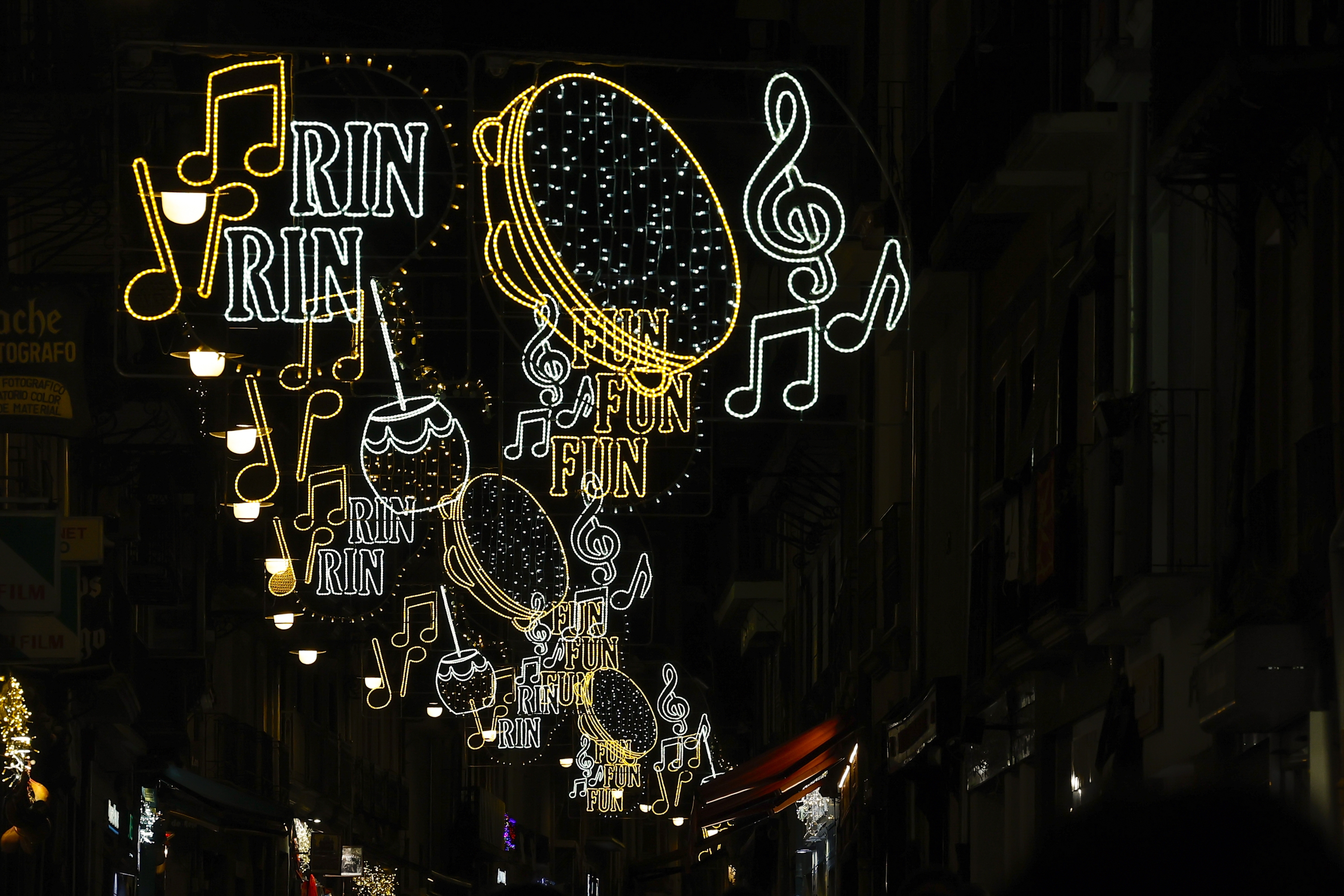 Gabonetako argiak, Iruñean. Larunbatean jarri zituzten. VILLAR LOPEZ / EFE