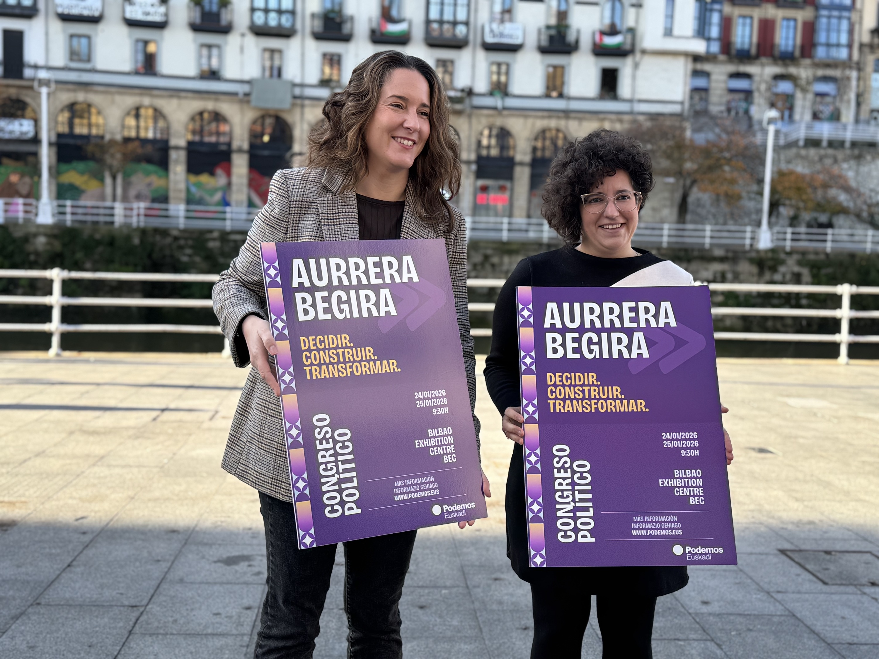 Leticia Jimenez Antolakuntza idazkaria eta Ana Viñals Koordinazio Kontseiluko kidea, gaur, Kongresua aurkezteko agerraldia baino lehen. AHAL DUGU