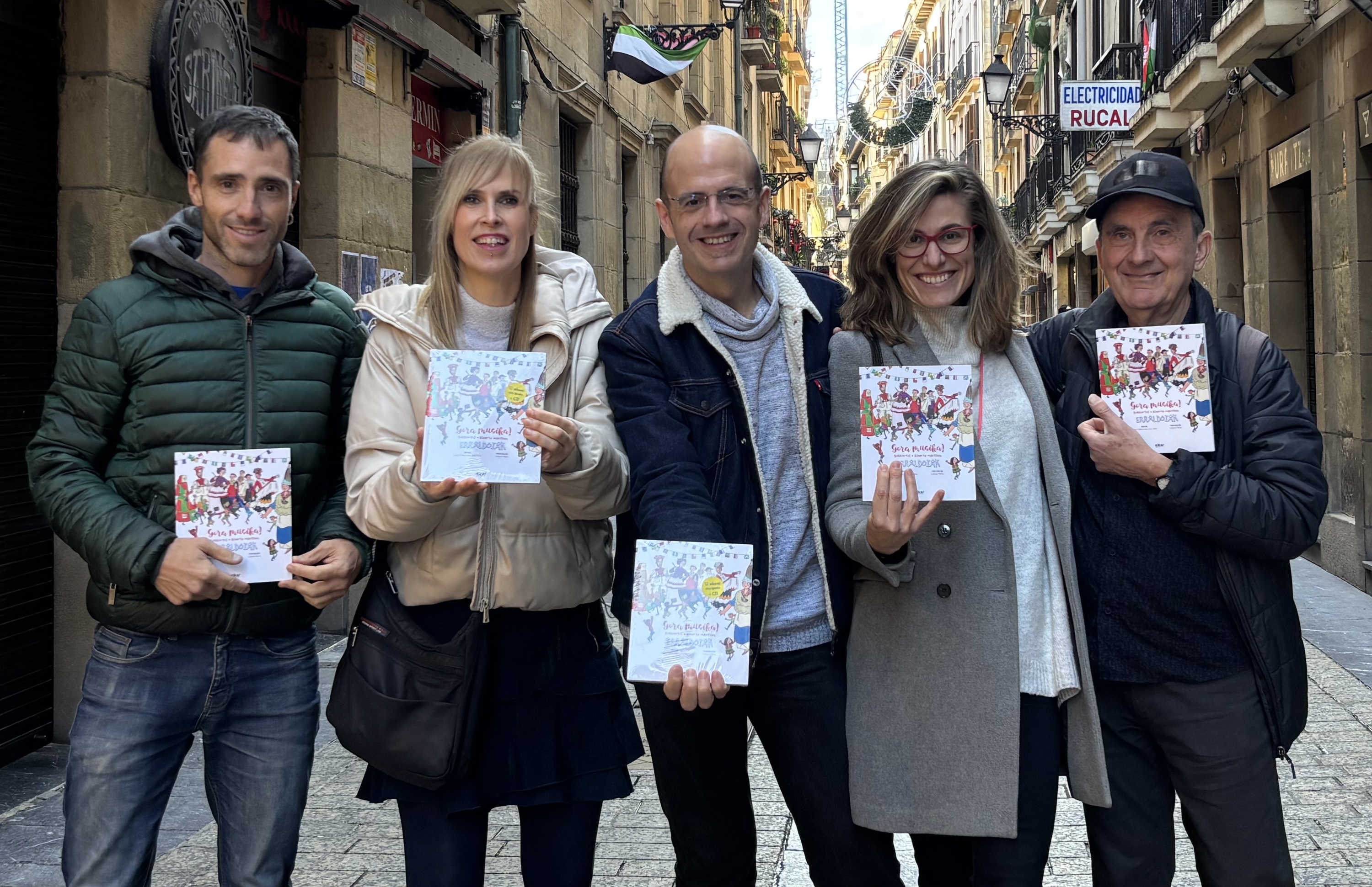 'Erraldoiak' disko-liburuko parte hartzaileak: Gora Musika!, Korrontzi eta Bixente Martinez. BERRIA