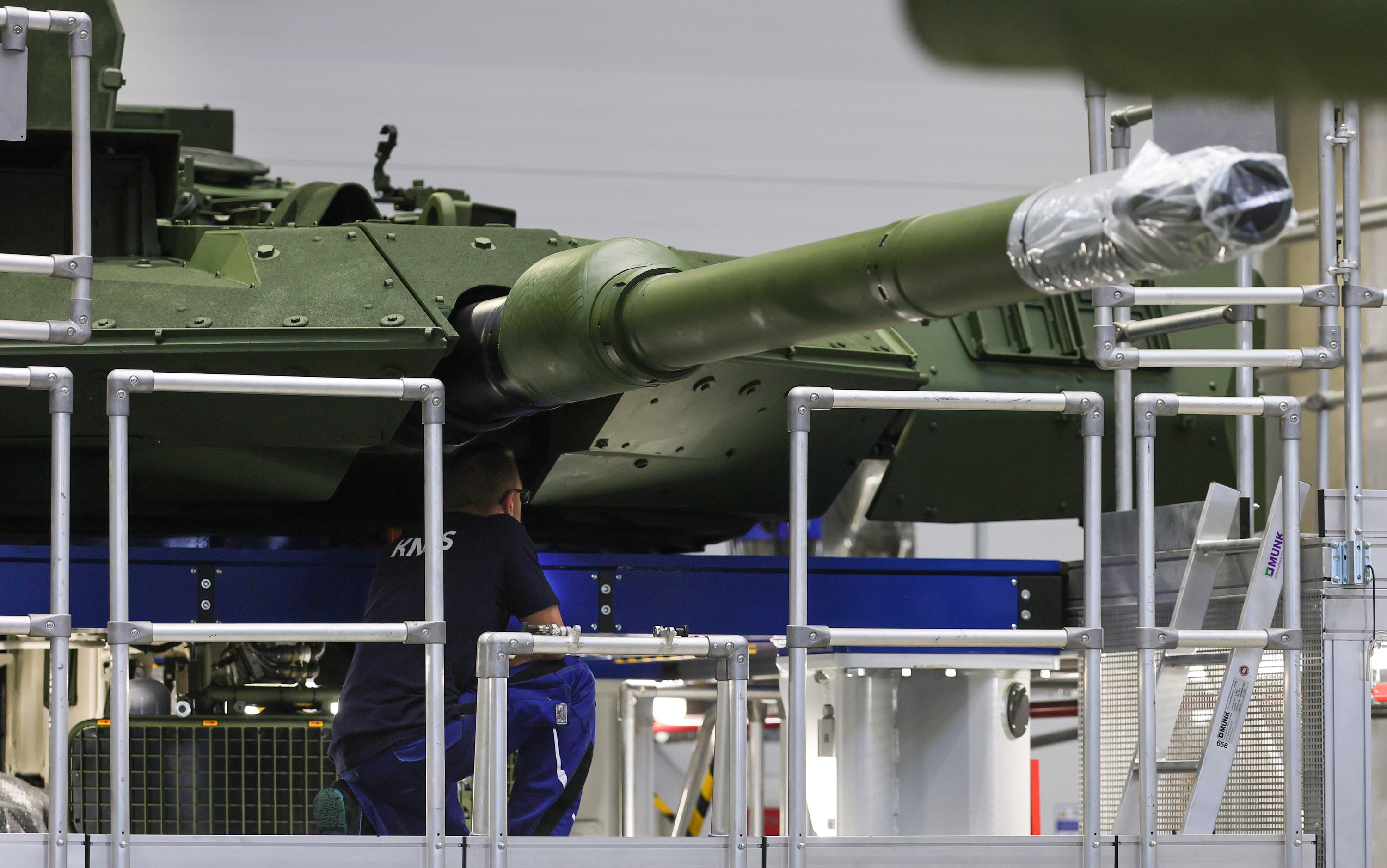 Langile bat Alemaniako armagintza lantegi batean, artxiboko irudian. RONALD WITTEK / EFE