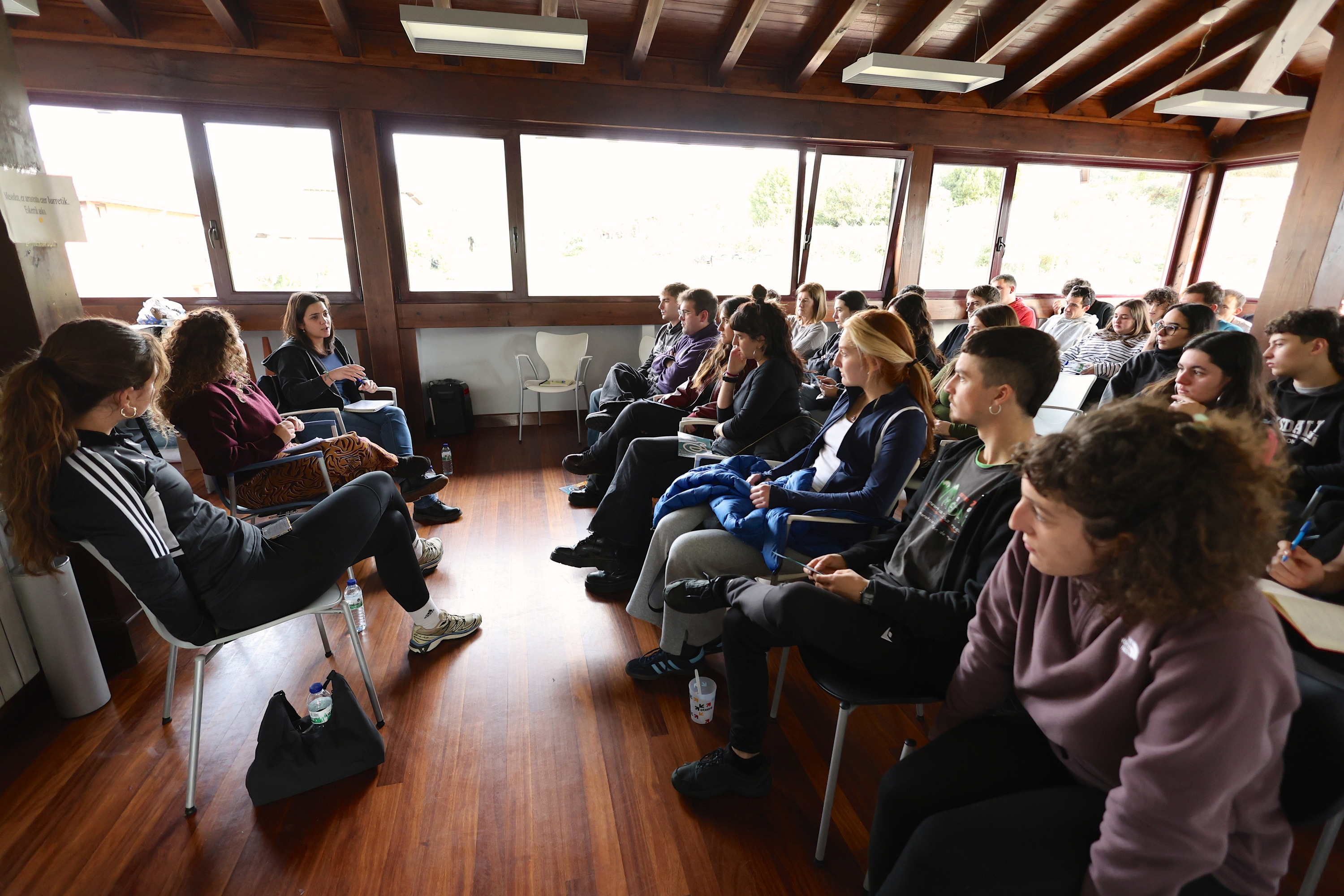 Artiako gazte asanbladako, Berriozarko Txolin gaztetxeko eta Lezoko Piztu Lezo gazte asanbladako kideak, Gautegiz Arteagan. OSKAR MATXIN EDESA / FOKU