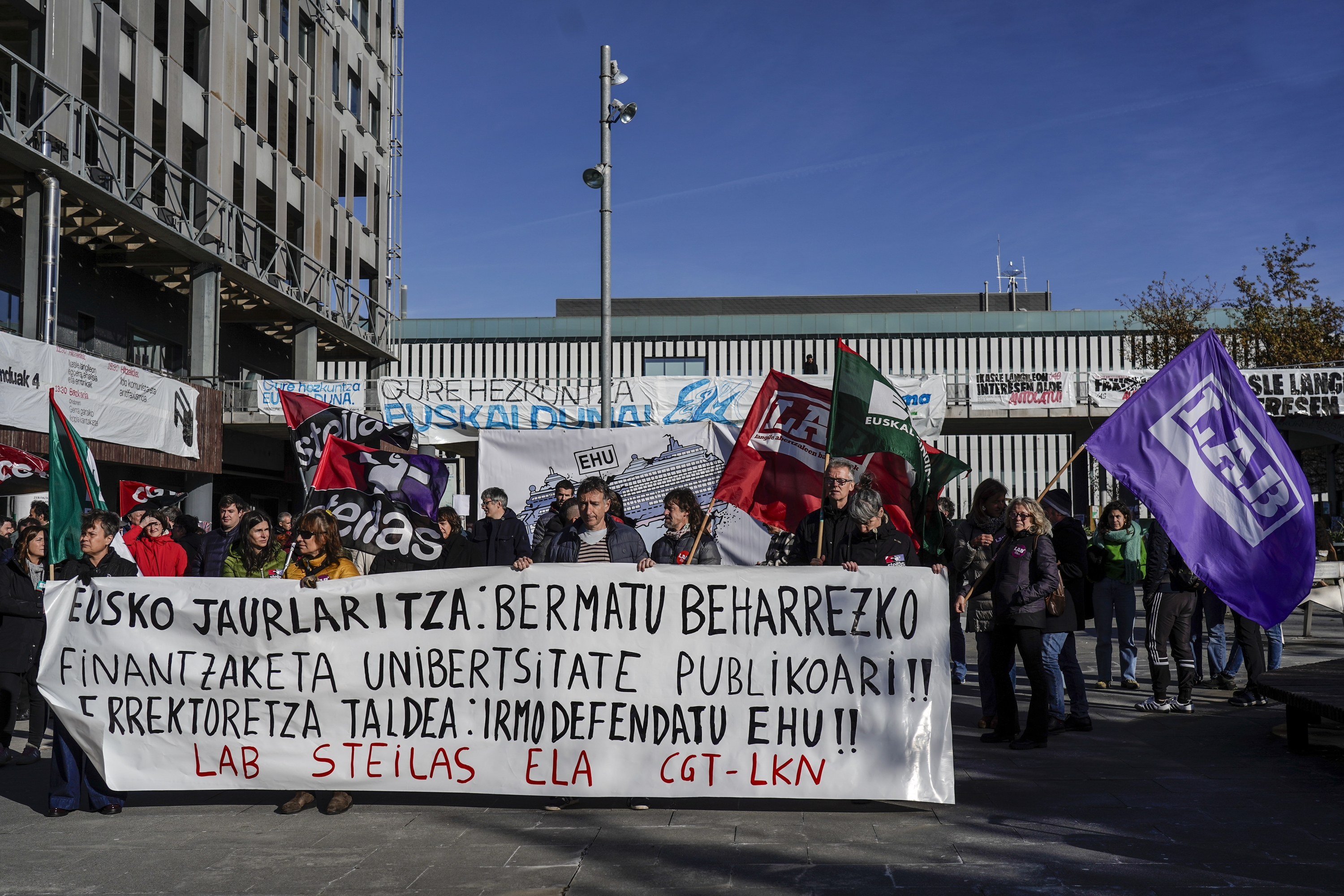 EHUko langileen protesta, gaur goizean, Leioako campusean. MARISOL RAMIREZ / FOKU
