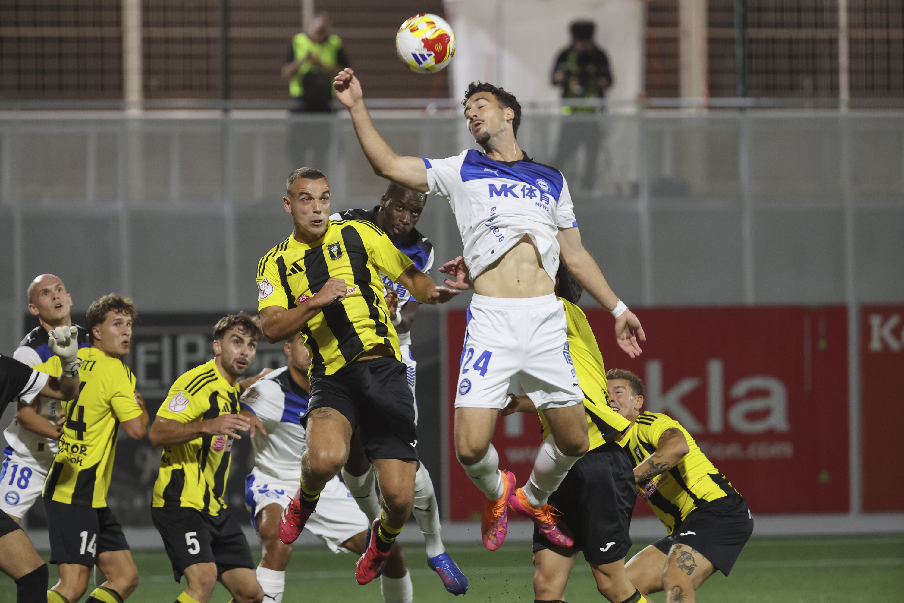 Alaveseko Victor Parada baloia buruarekin jo nahian, Getxoren aurkako kanporaketan. LUIS TEJIDO / EFE