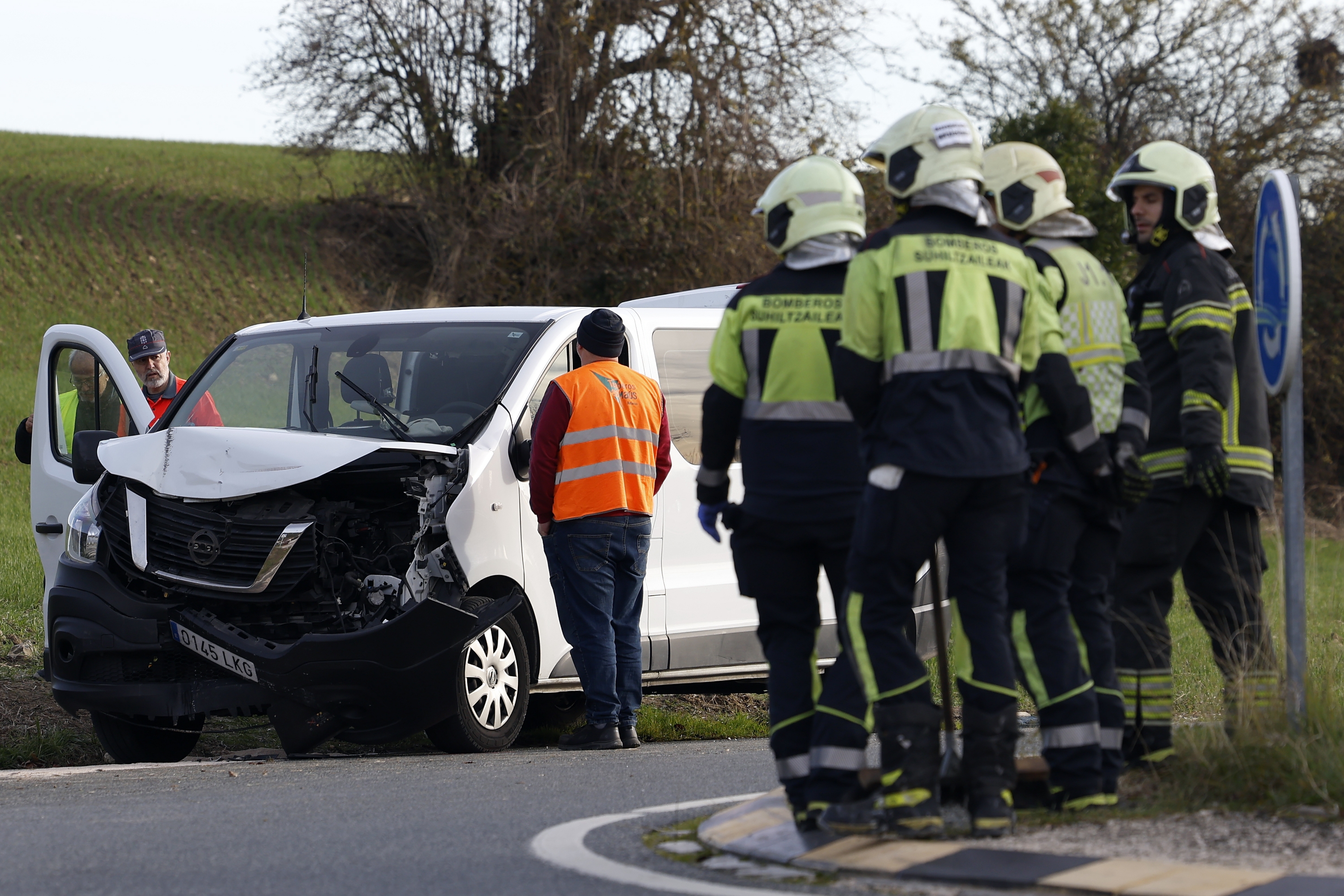 Larrialdietako langileak istripua izan duen furgoneta ikuskatzen. JESUS DIGES / EFE