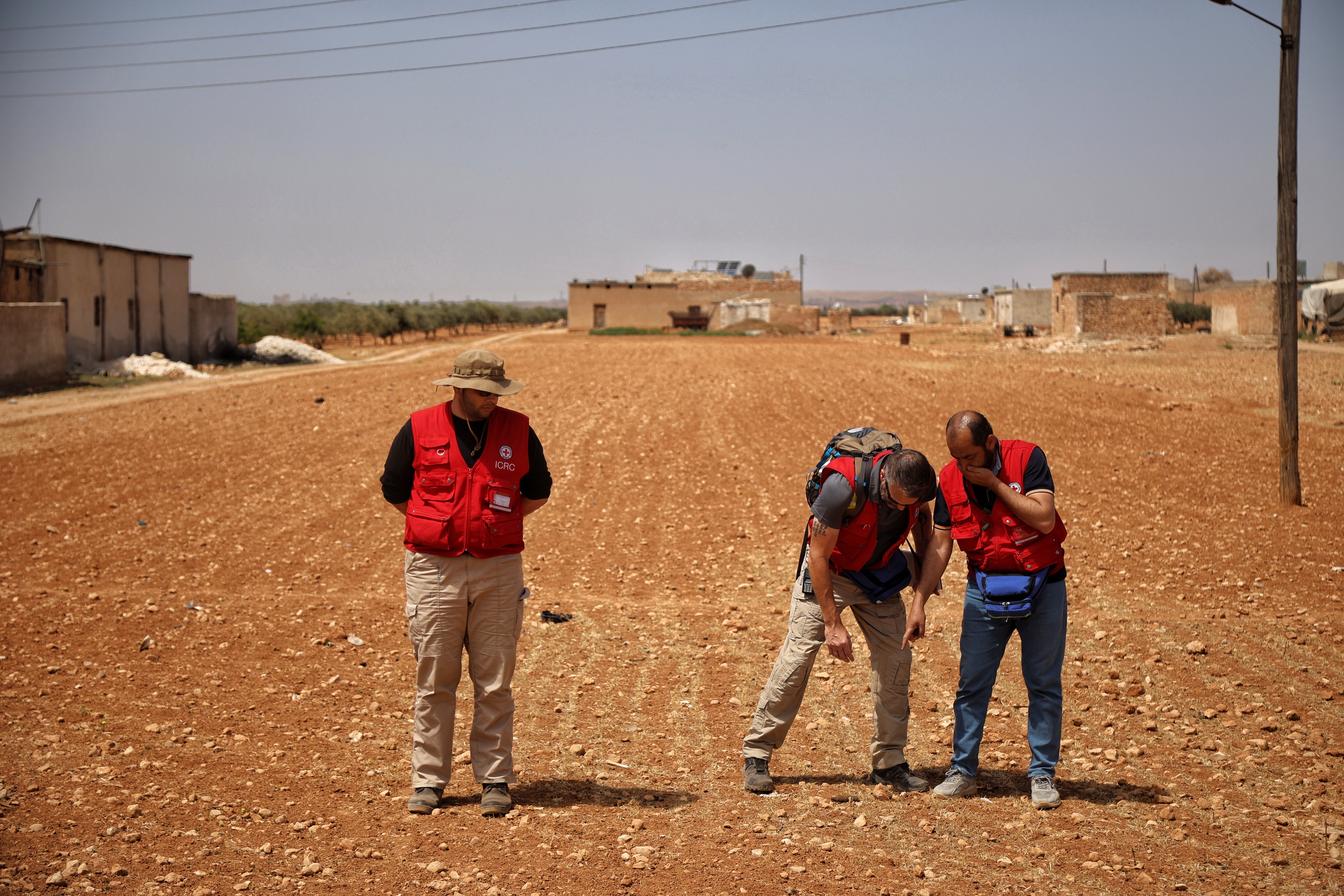 Gurutze Gorriko hiru kide lehergailuen bila, Alepon (Siria), iragan maiatzean. BILAL AL HAMMUD / EFE
