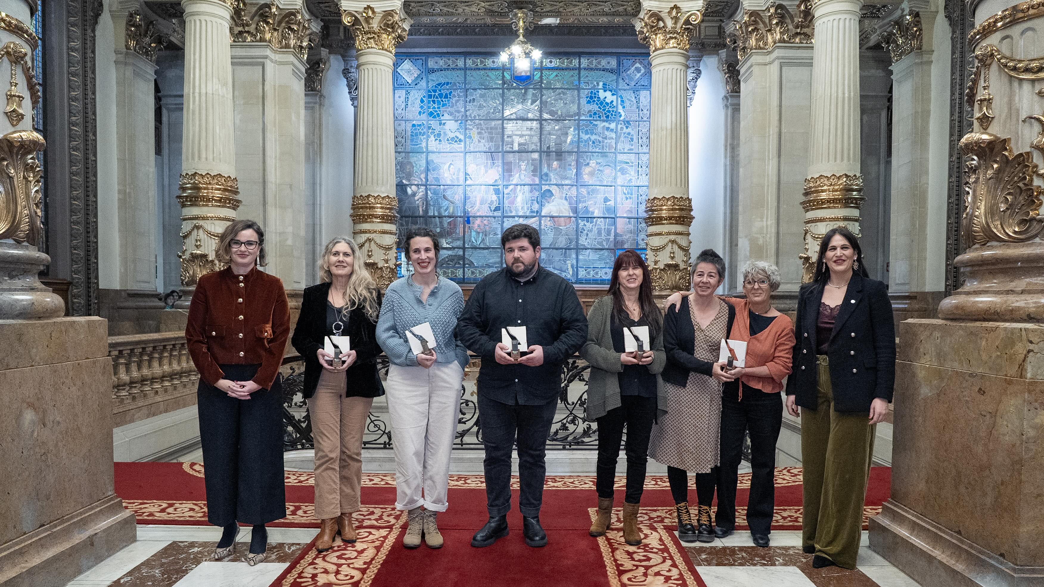 Sarituak eta agintariak Lauaxeta sarien banaketa ekitaldian, gaur, Bilbon. BERRIA