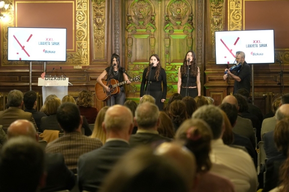 Onintze Garcia eta Jokin Lacalleren, Señeak Bizkaia Rock campusean parte hartu duten gazte birekin, 'Bizkaia maite' kantatzen. BERRIA Onintze Garcia eta Jokin Lacalleren, Señeak Bizkaia Rock campusean parte hartu duten gazte birekin, 'Bizkaia maite' kantatzen. BERRIA