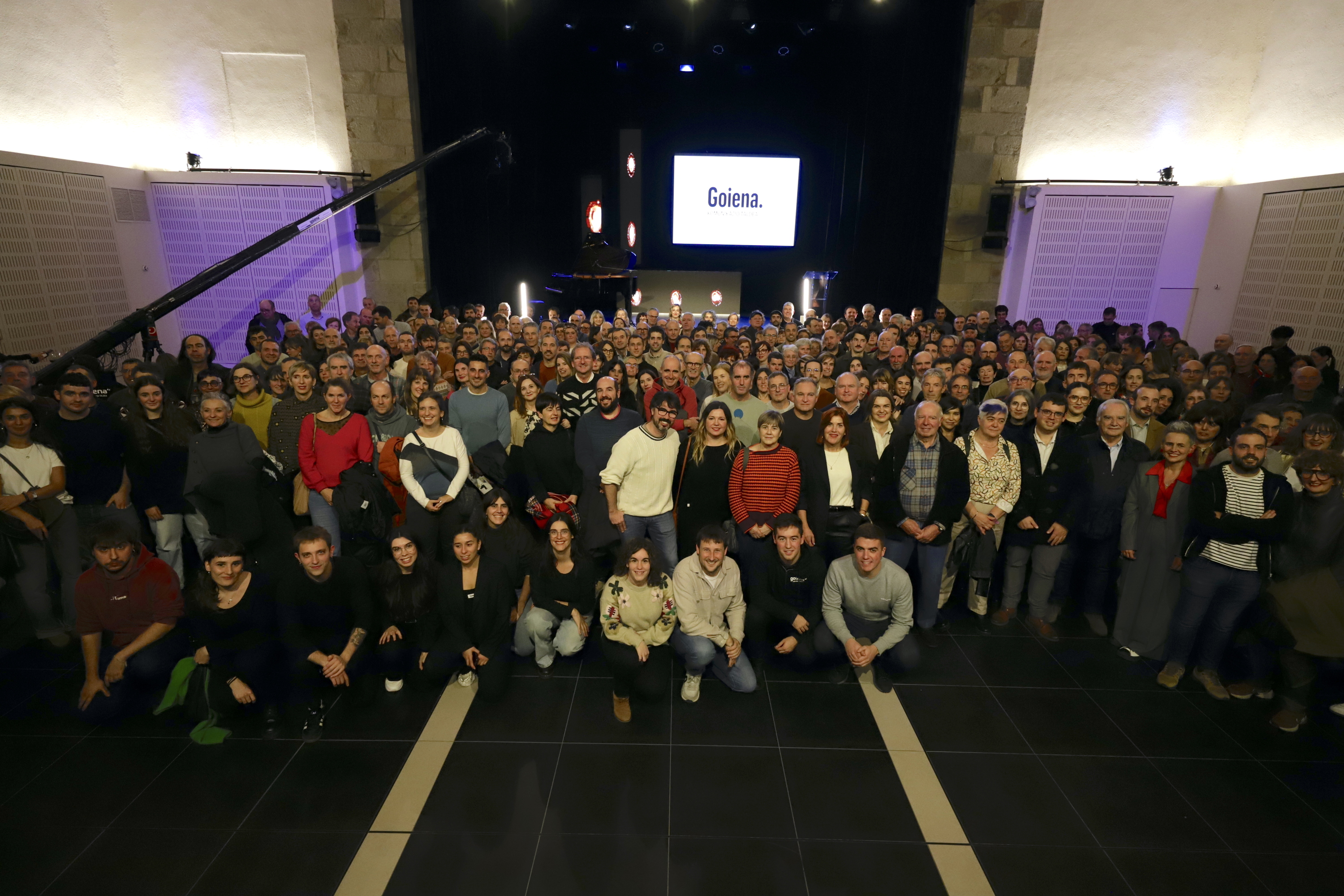 Goiena Komunikazio Taldearen 25. urteurreneko taldeko argazkia, atzo, Bergarako Seminarixoan. GOIENA