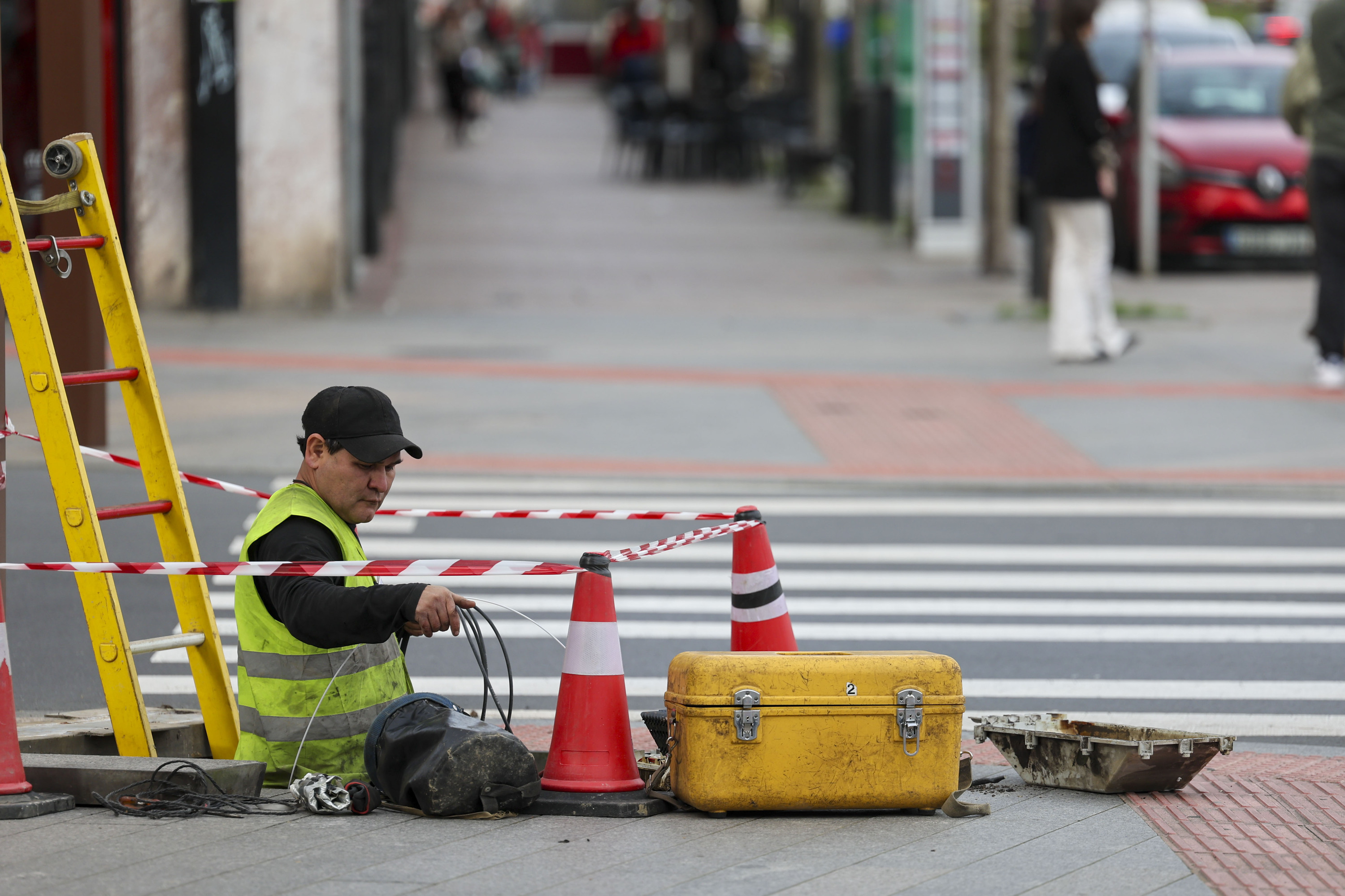 Langile bat kablea botatzen Bilboko kale batean, artxiboko irudi batean. LUIS TEJIDO / EFE
