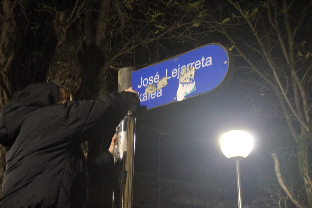 Ernaiko kideak, Jose Lejarreta kaleko plaka kendu dute. ERNAI