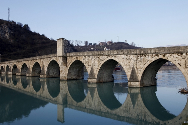 Drina ibaia gurutzatzen duen zubia. MARIO ILICIC / EFE Drina ibaia gurutzatzen duen zubia. MARIO ILICIC / EFE