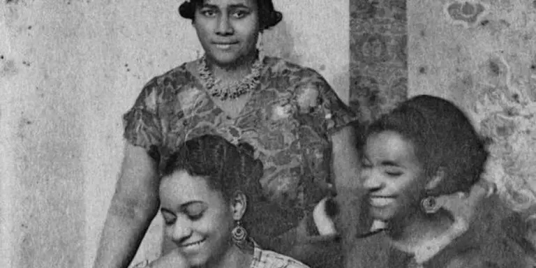 Paulette Nardal zutik, Lucy eta Jane ahizpekin, 1935ean, Parisen. CHRISTIANE EDA-PIERRE