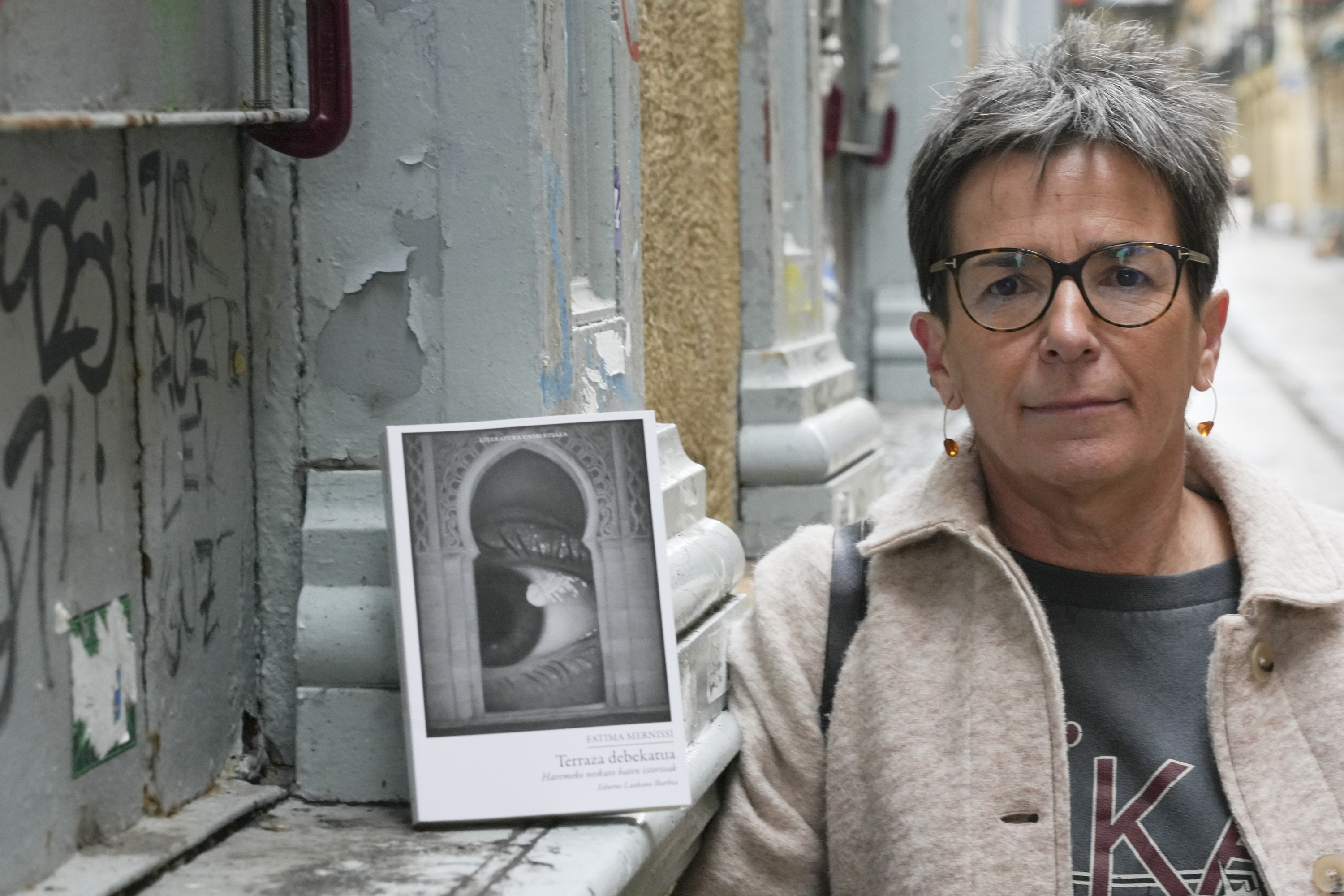 Edurne Lazkano 'Terraza debekatua' liburua ondoan duela, gaur, Donostian. JAGOBA MANTEROLA / FOKU