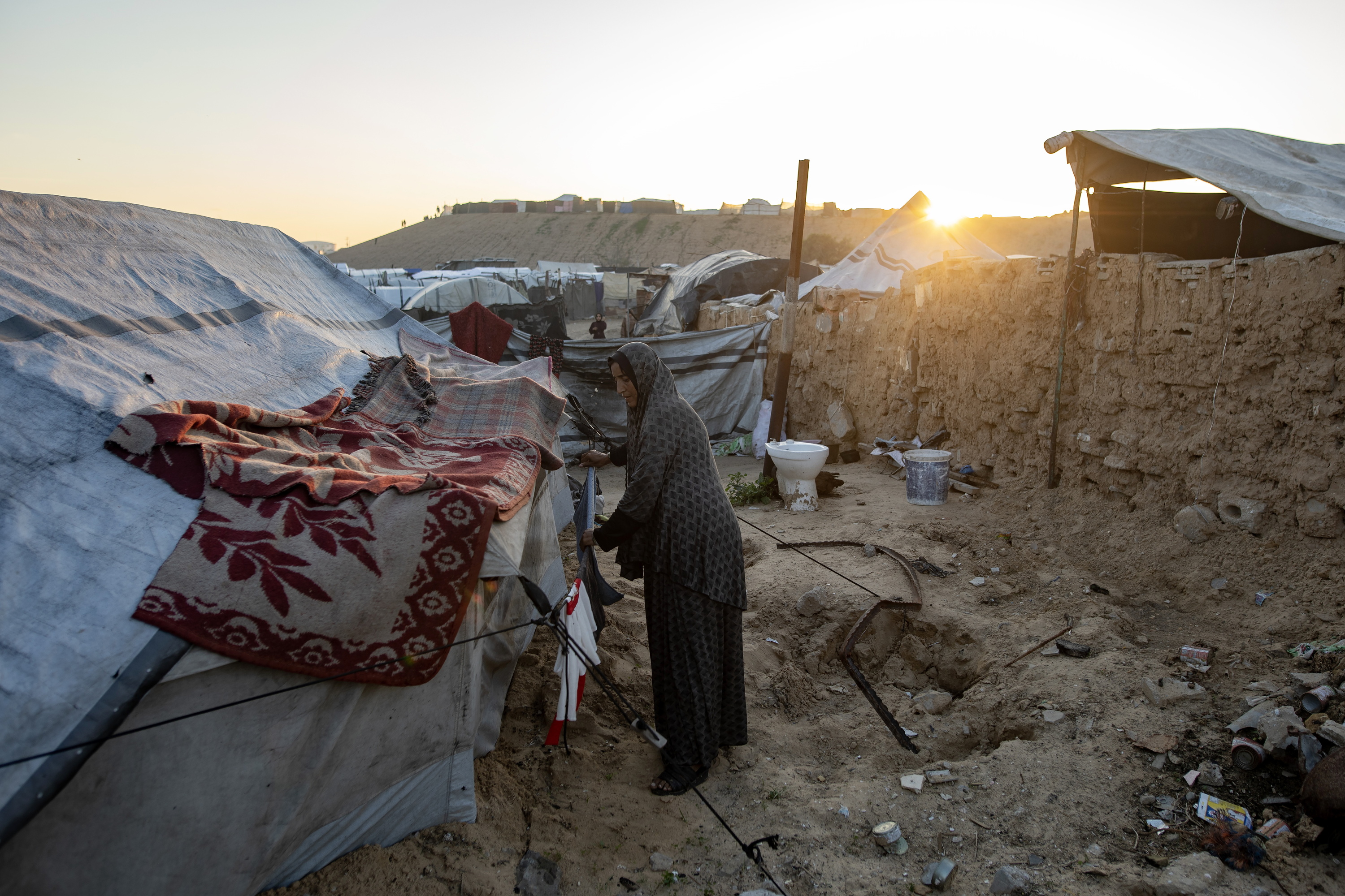 Palestinarrek debekatua dute Israelen kontrolpeko eremura sartzea. Irudian, gazatar bat gaur, Khan Yunisen. HAITHAM IMAD / EFE