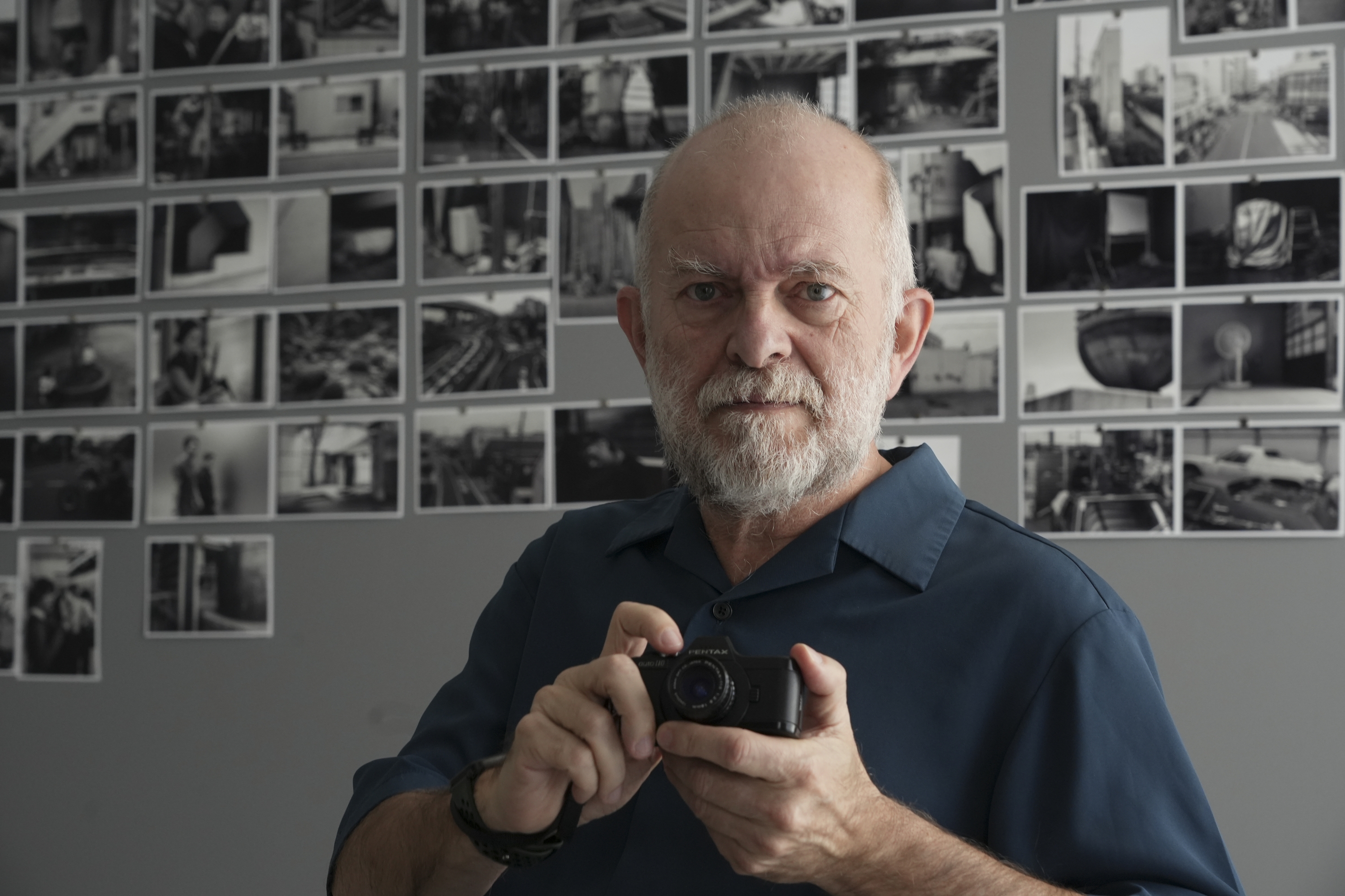 Miguel Leatxe, argazki kamera eskuetan duela. JAGOBA MANTEROLA / FOKU