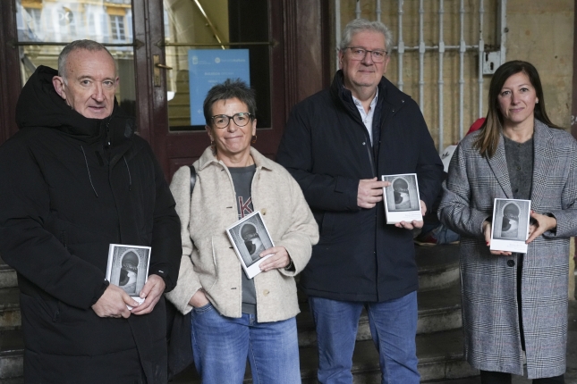 Fernando Rey, Edurne Lazkano, Inazio Mujika eta Ana Lopez liburuaren aurkezpenean, gaur, Donostian. JAGOBA MANTEROLA / FOKU Fernando Rey, Edurne Lazkano, Inazio Mujika eta Ana Lopez liburuaren aurkezpenean, gaur, Donostian. JAGOBA MANTEROLA / FOKU