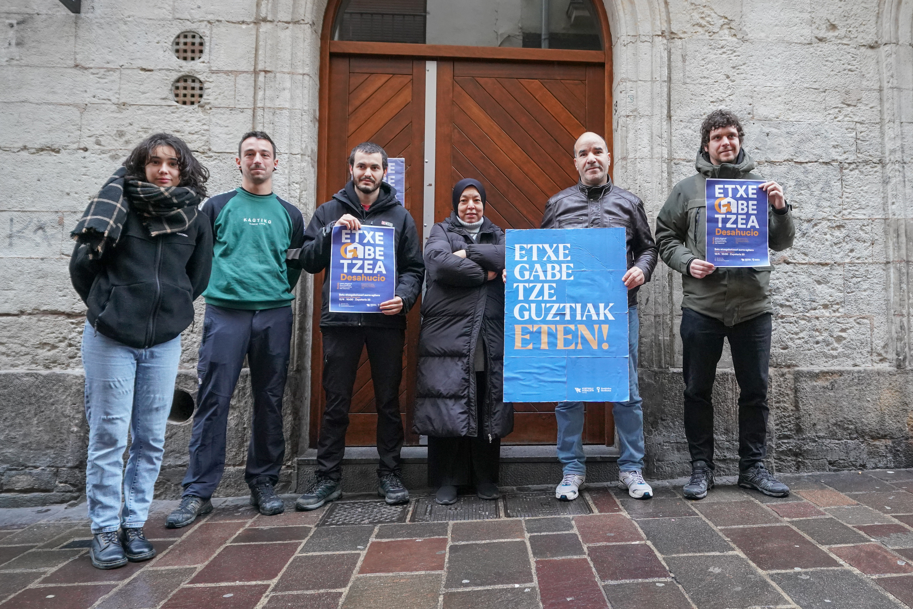 Ostegunean etxegabetzekoak ziren familiako bi kide eta etxebizitza sindikatuko kideak etxegabetu behar zuten etxebizitzaren atarian, gaur goizean. ENDIKA PORTILLO / FOKU