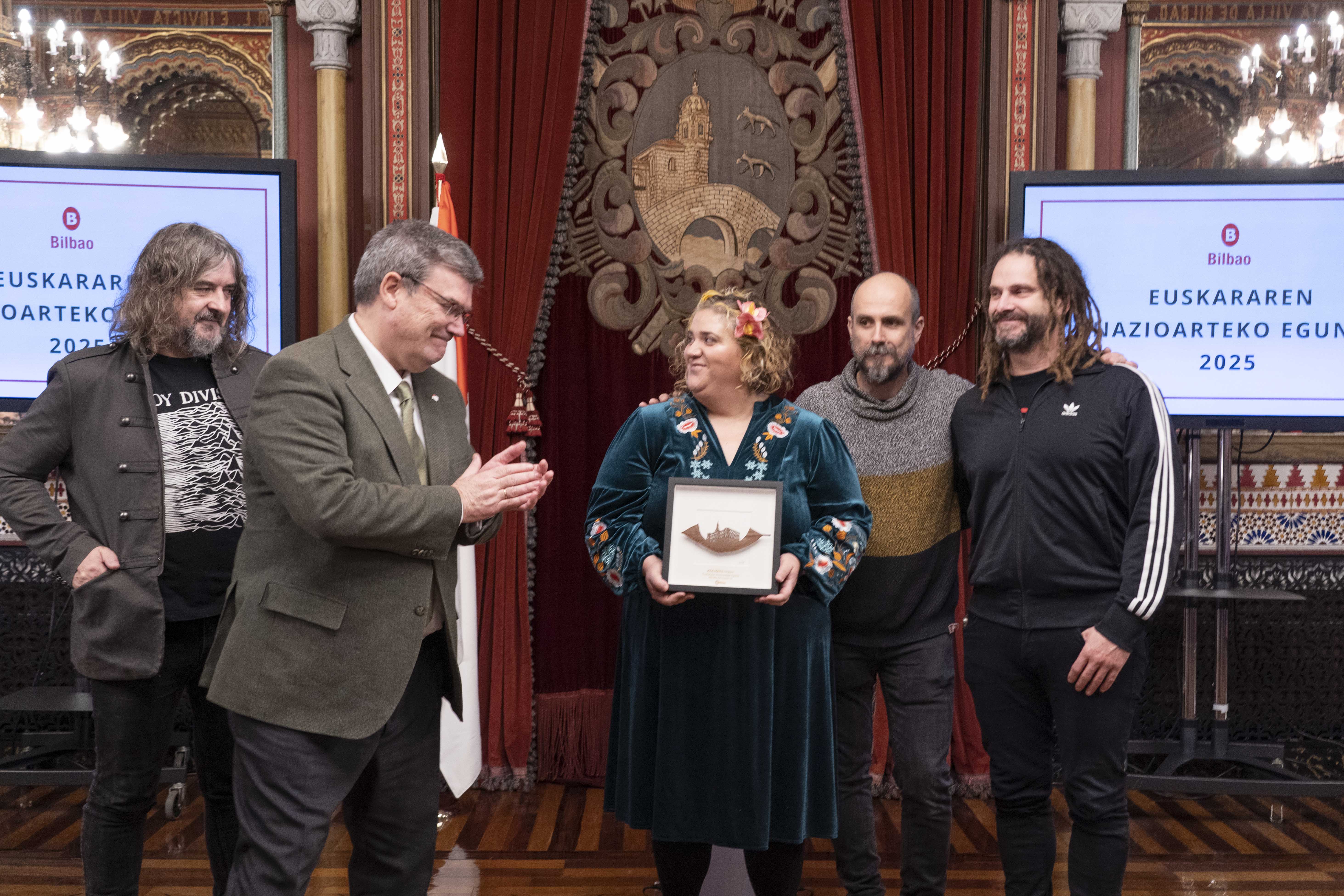 Juan Mari Aburto Bilboko alkatea eta Zea Mays taldeko kideak, gaur, Bilboko udaletxean. BERRIA