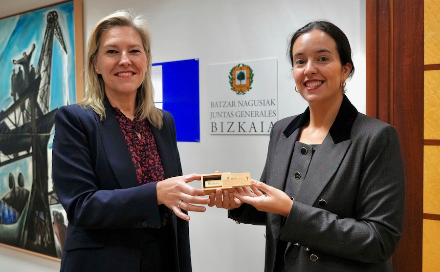 Ana Otadui Bizkaiko Batzar Nagusietako presidentea eta Itxaso Berrojalbiz Bizkaiko Ogasun eta Finantza diputatua, urriaren 31an, Bizkaiko Batzar Nagusietan, 2026rako foru aurrekontu proiektua erregistratzen. BERRIA 