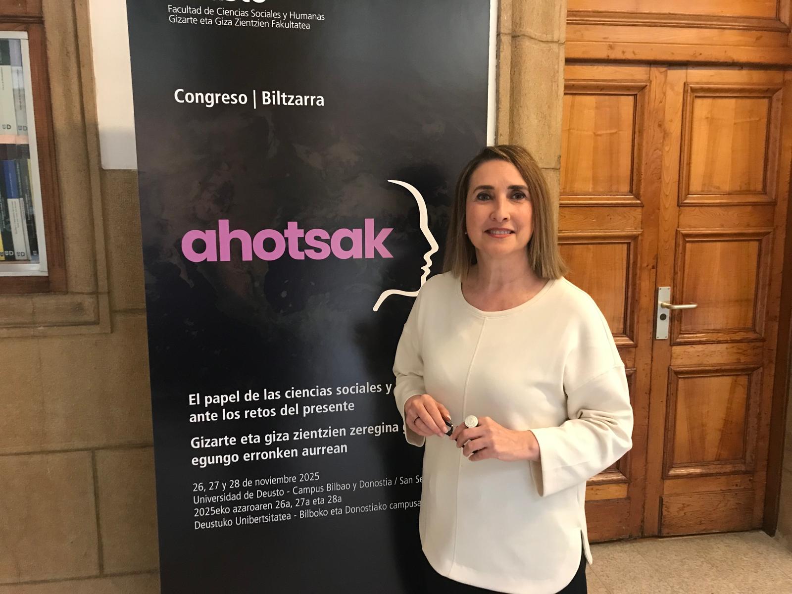 Maite Aurrekoetxea Casaus soziologia politikoko irakaslea, Deustun. AHOTSAK KONGRESUA