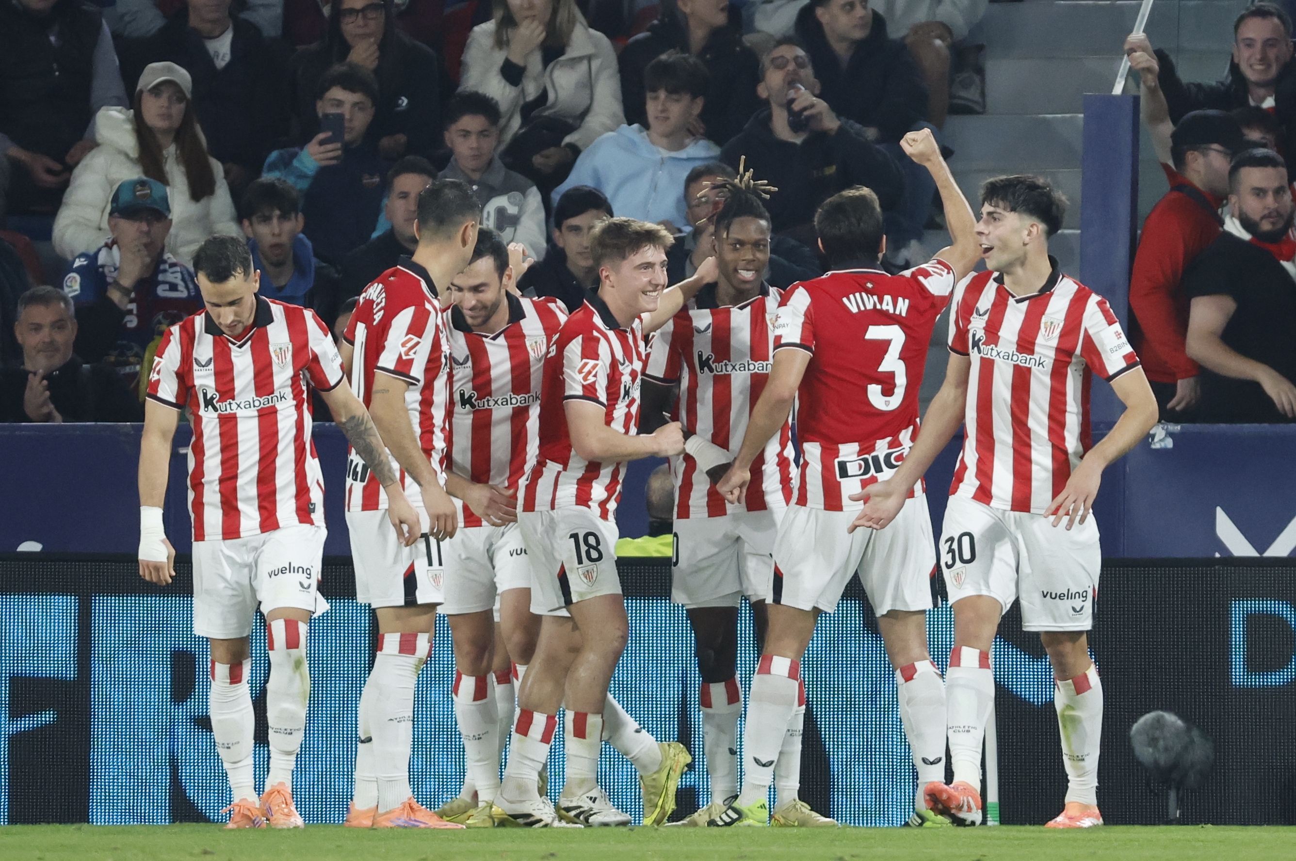 Athleticeko jokalariak larunbatean Levanteri sartutako goletako ospatzen. ANA ESCOBAR / EFE