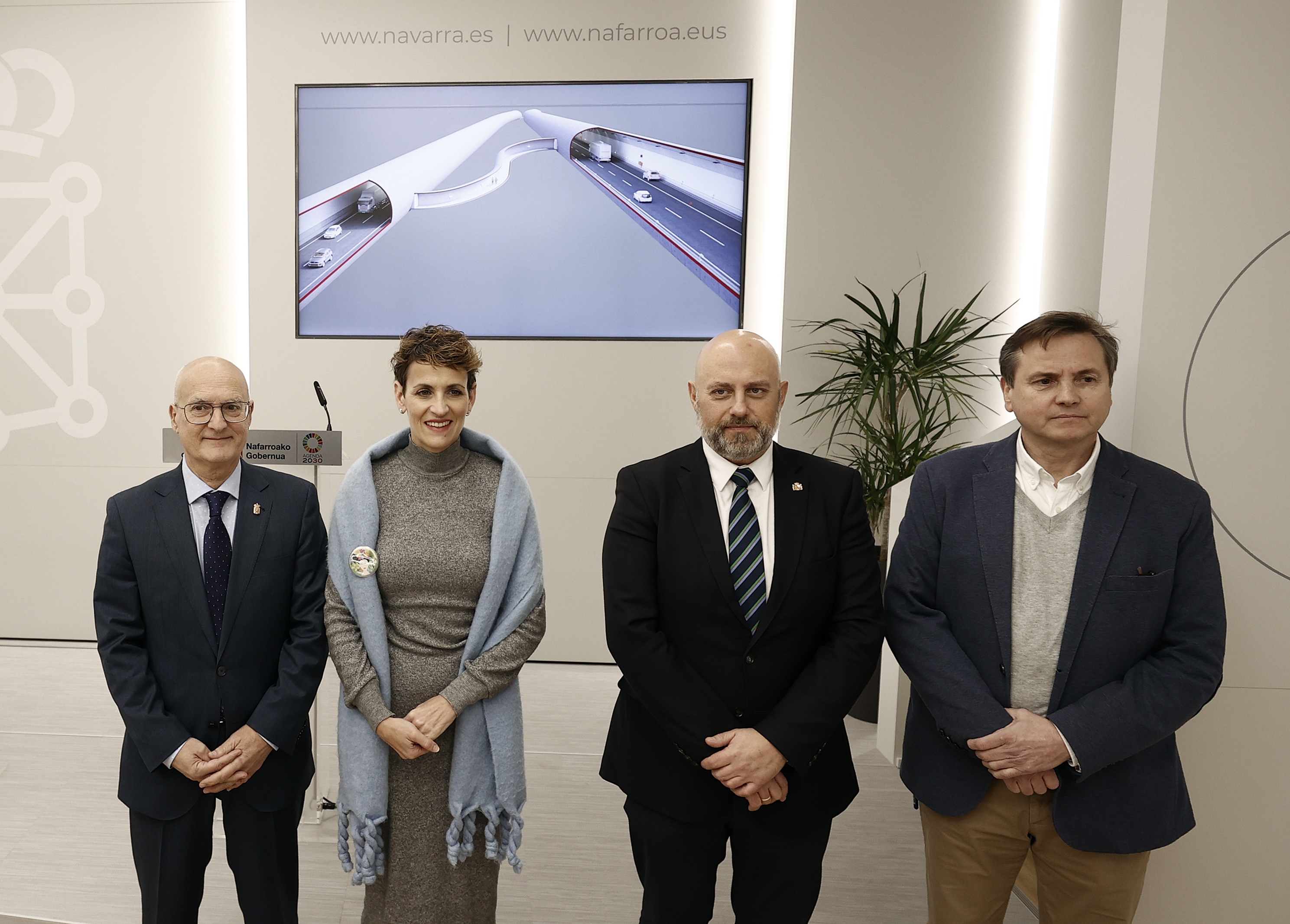 Pedro Lopez —eskuinetik lehena—, obren lizitazioaren aurkezpenean. JESUS DIGES / EFE