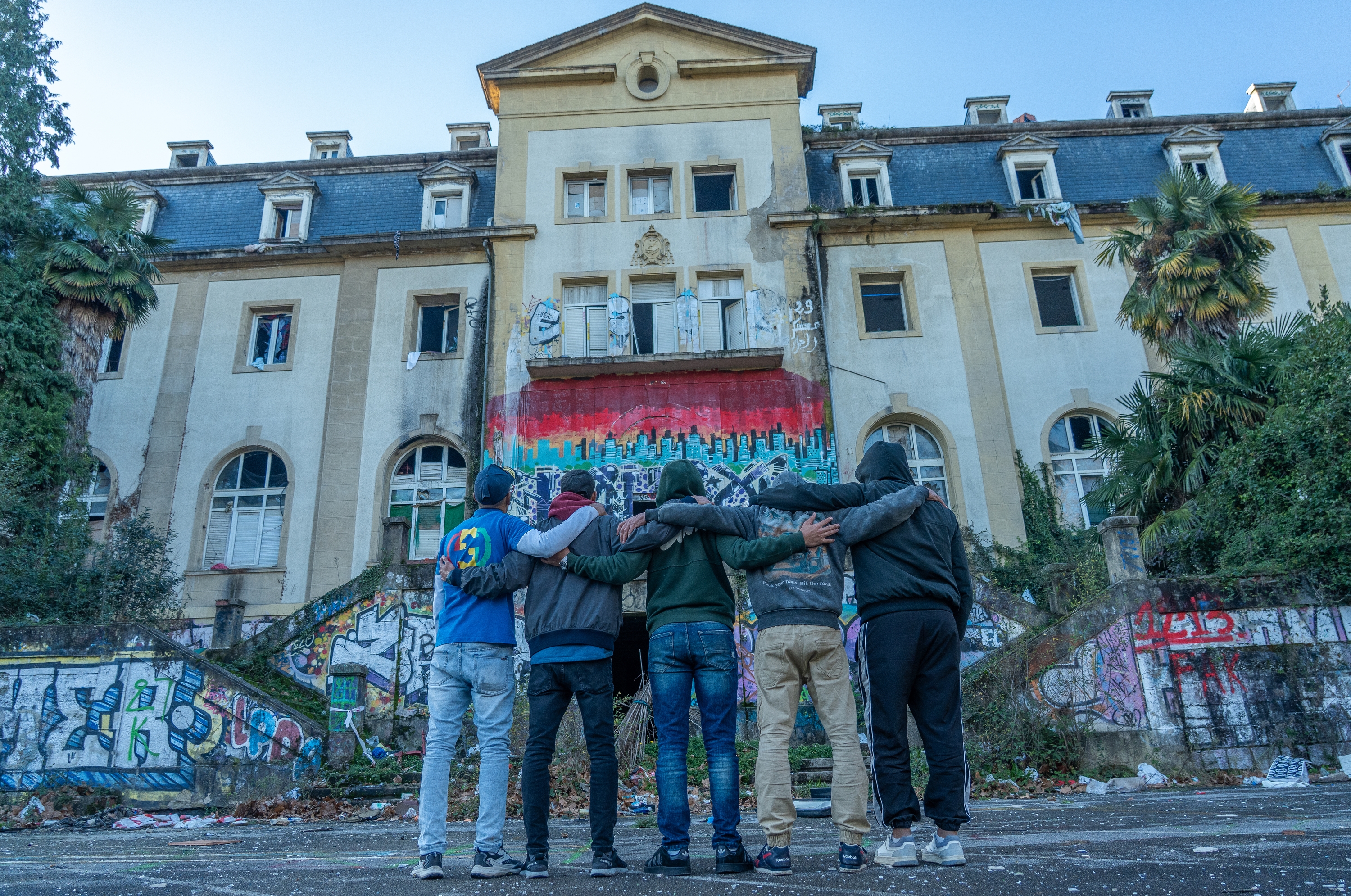 Oraindik Martuteneko eraikinean jarraitzen duten migratzaileetako batzuk, atzo. ANDONI CANELLADA / FOKU