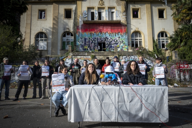Donostiako zenbait taldek agerraldia egin zuten ostiralean, kaleratzearen berri emateko eta migratzaileen egoera salatzeko. GORKA RUBIO / FOKU