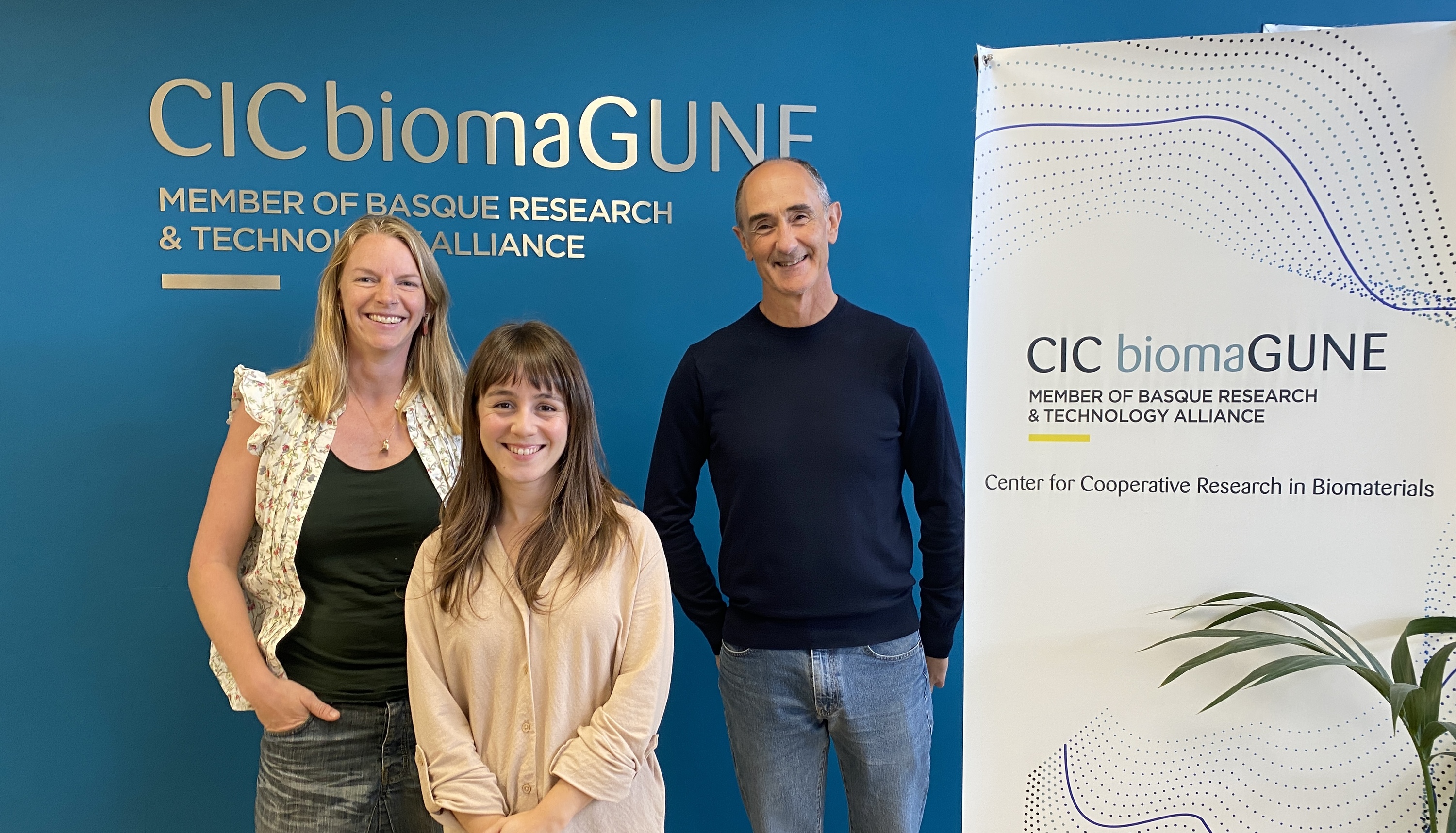 Malou Henriksen, Paula Aristizabal eta Luis Liz-Marzan ikerlariak, Donostian. CIC BIOMAGUNE
