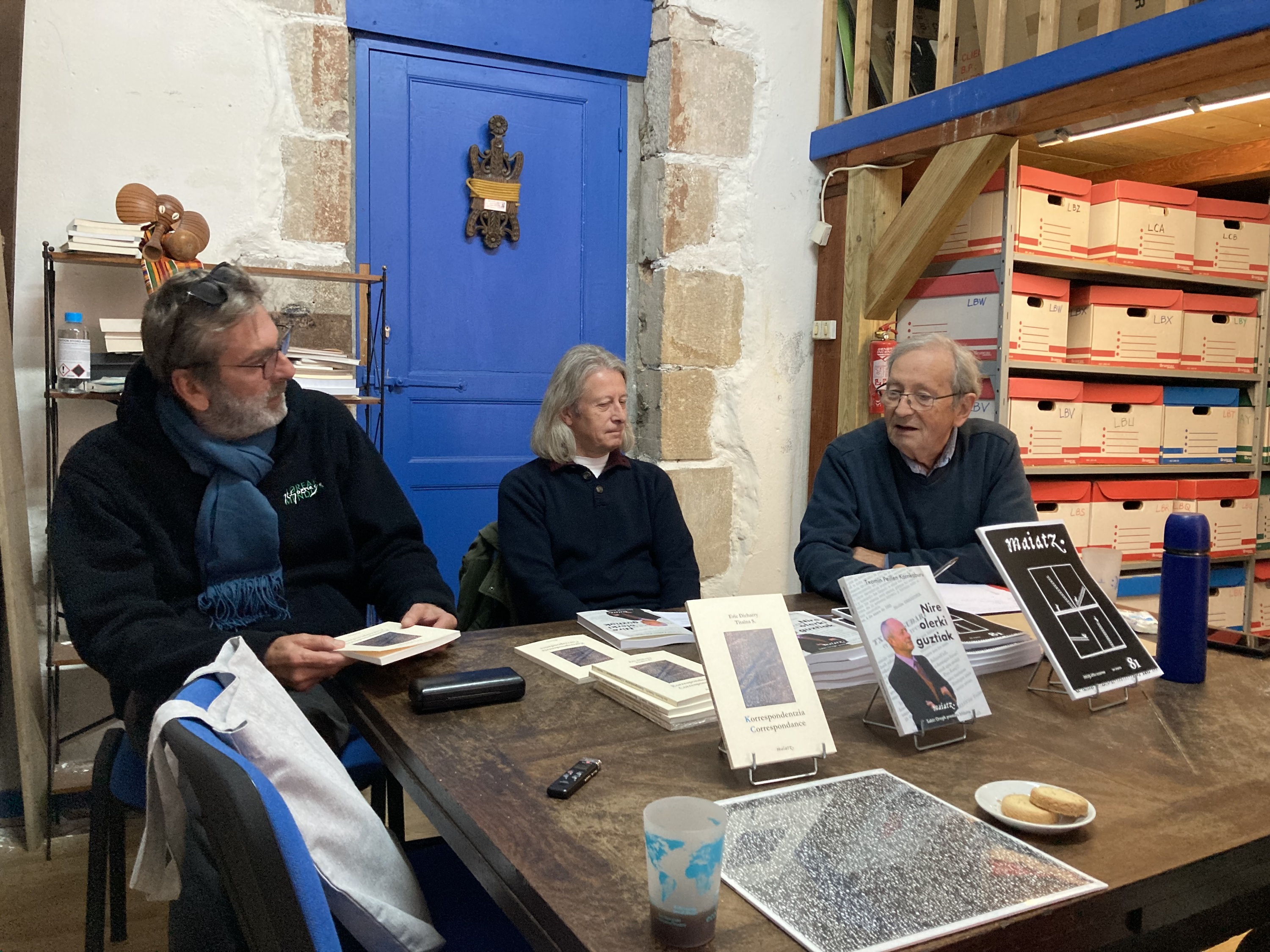Eric Ditxarri, Sabin Oregi eta Lucien Etxezaharreta, Maiatz argitaletxearen prentsaurrekoan, azaroaren 17an, Baionan. BERRIA