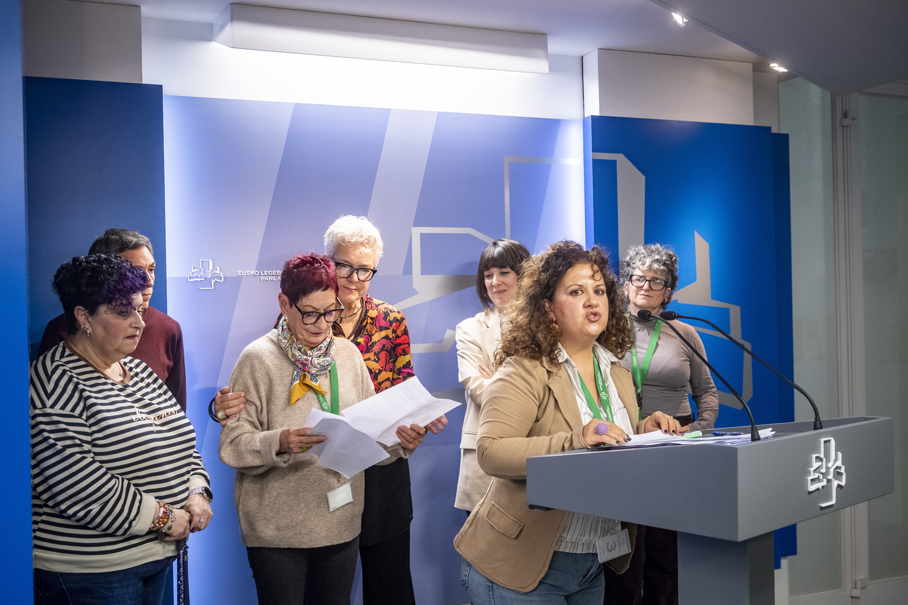 Indarkeria matxistaren biktima eta bizirik atera direnen EAEko sareko kideak, legebiltzar taldeetako ordezkariek babestuta, gaur, prentsaurrekoan. JAIZKI FONTANEDA / FOKU