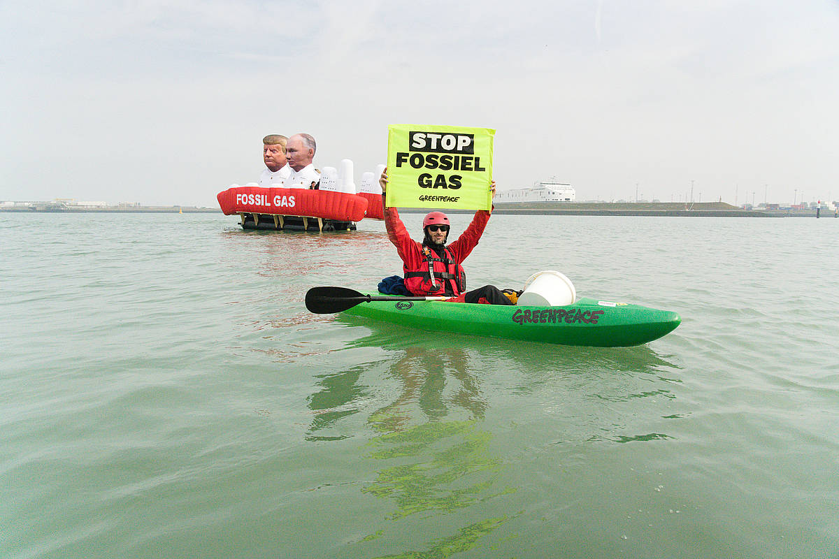 Errusiako gas inportazioen aurkako protesta bat Zeebruggeko portuan, urrian. ERIC DE MILDT / EFE