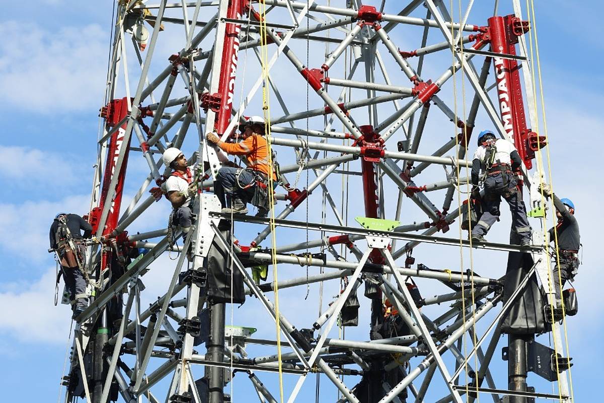Langile taldea dorre elektrikoaren altuera handitzeko lanetan. RED ELECTRICA