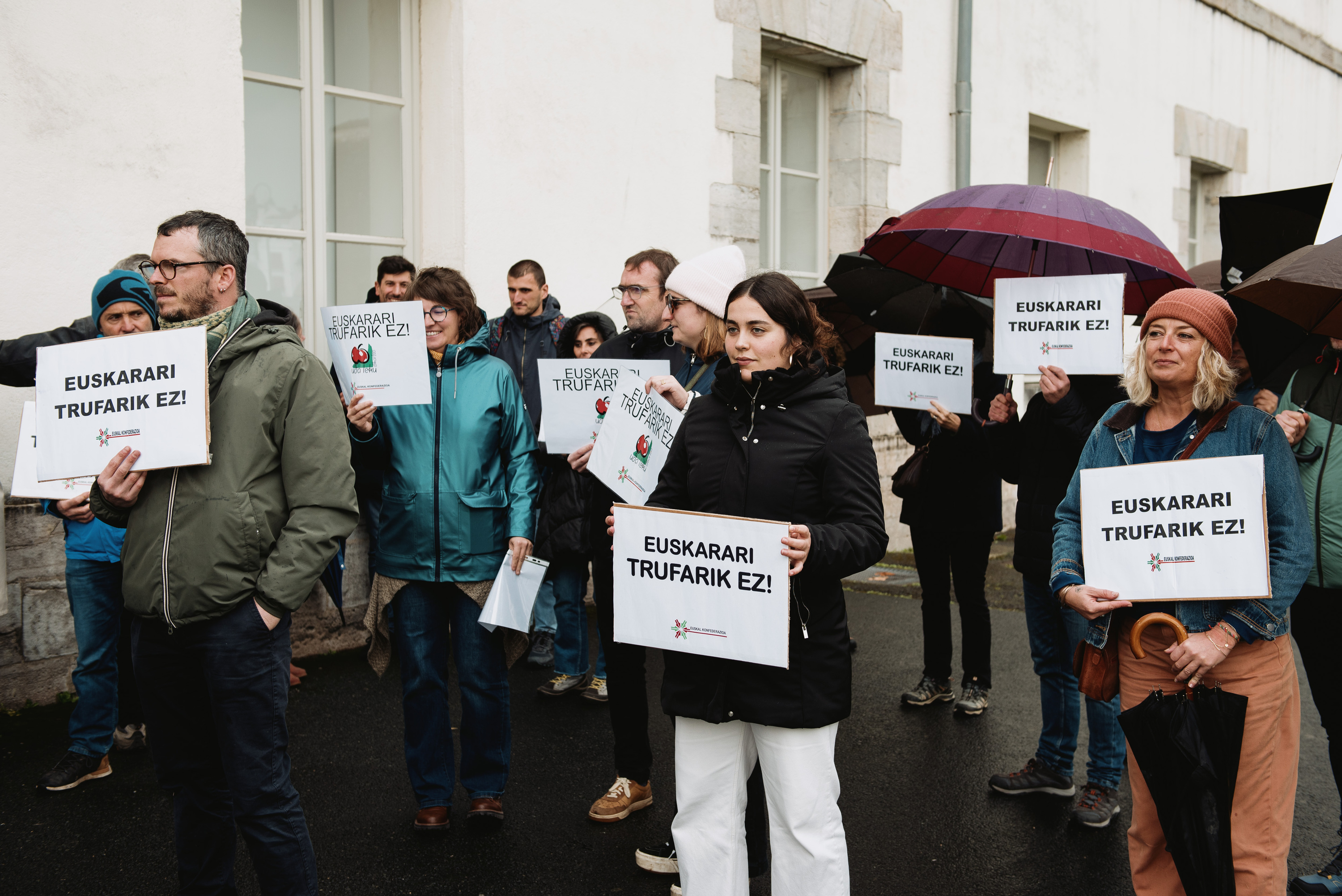 Euskal Konfederazioko kideen mobilizazioa, EEPren aitzinean. GUILLAUME FAUVEAU